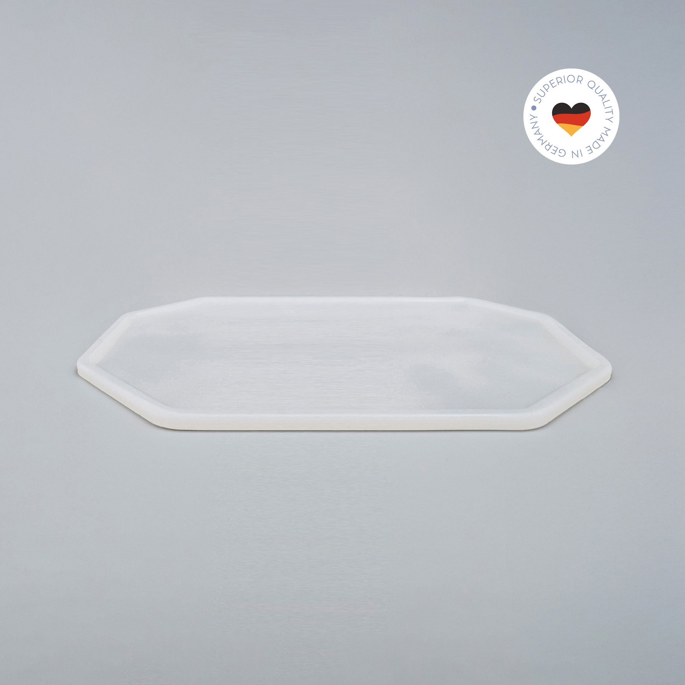 8-eckige farblose Silikonunterlage für Katzengeschirr, Länge 56 cm und Breite 30,5 cm – Ansicht von schräg oben