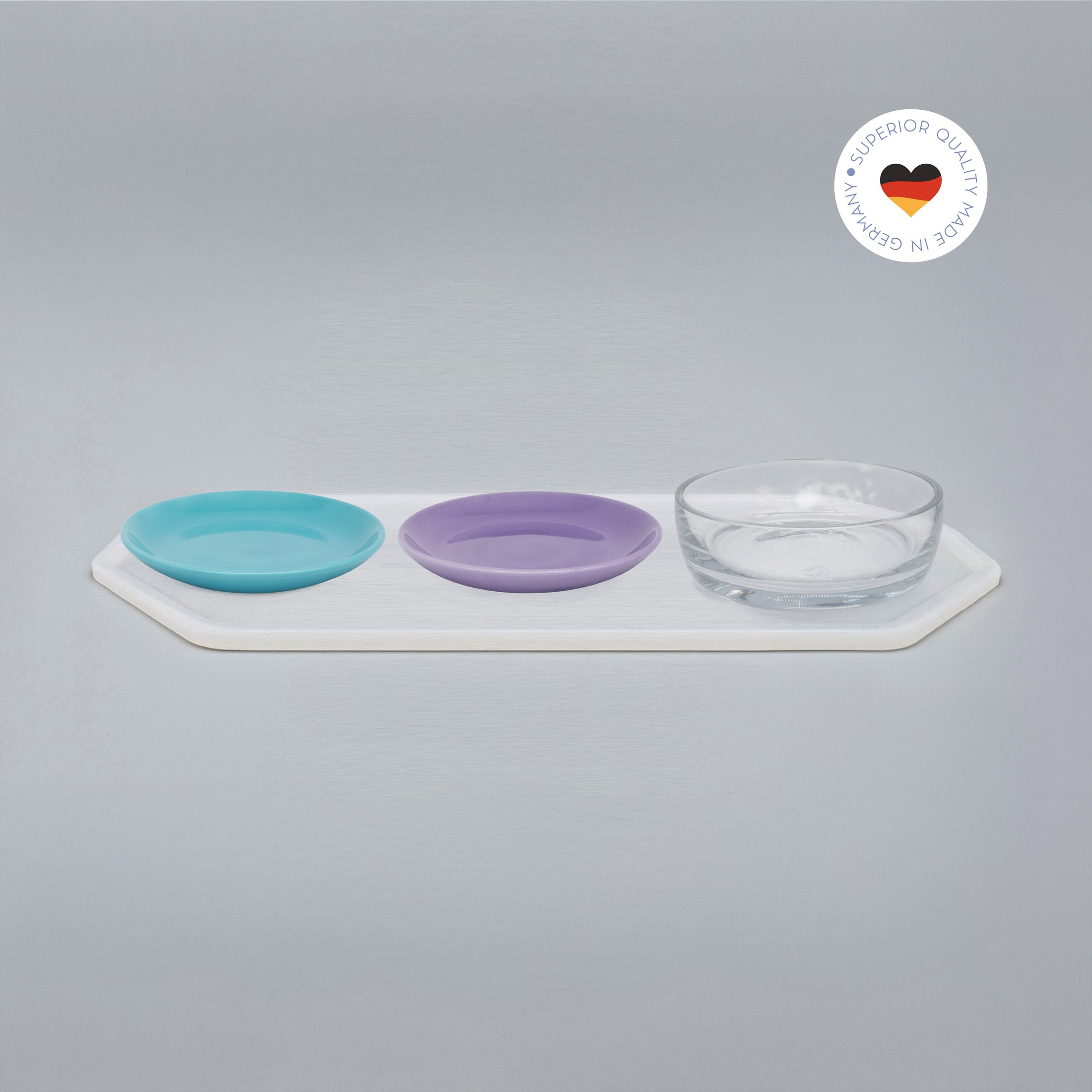 3er Essgeschirr-Set für Katzen – 1 Unterlage, 2 Katzenteller und 1 Trinkschale in Größe 18 cm – Ansicht von schräg oben (180)