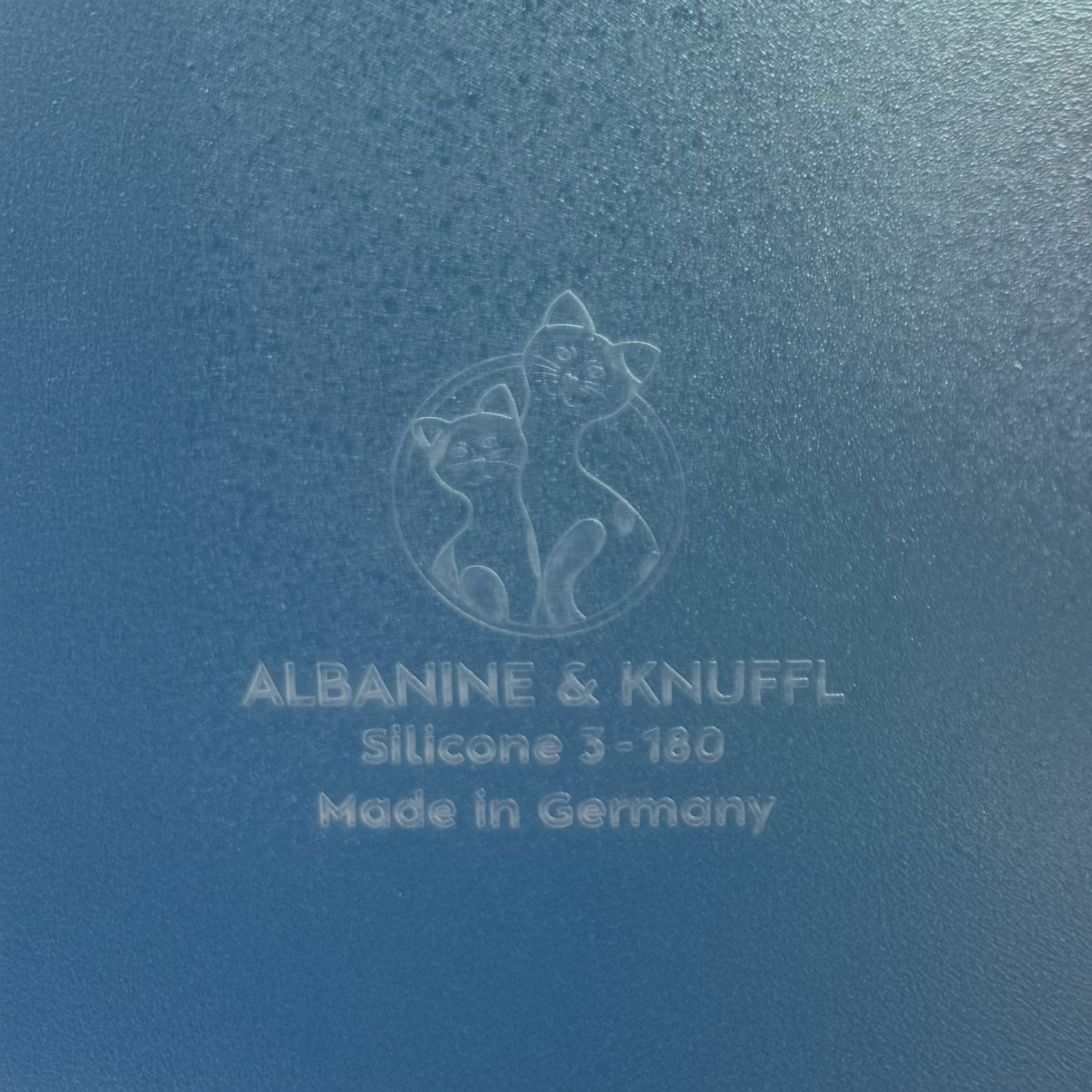 Nahaufnahme Bodenmarke auf Rückseite Set-Bestandteil 3er Silikonunterlage für Katzengeschirr in Größe 18 cm (180)