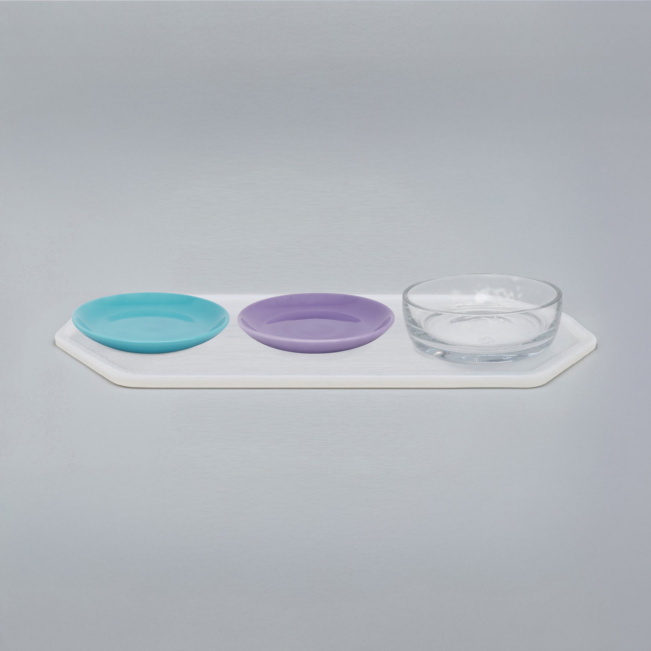 Silikonunterlage mit 2 Katzentellern und 1 Trinkschale für Katzen, Länge 65,5 cm / Breite 24,5 cm – Ansicht von schräg oben