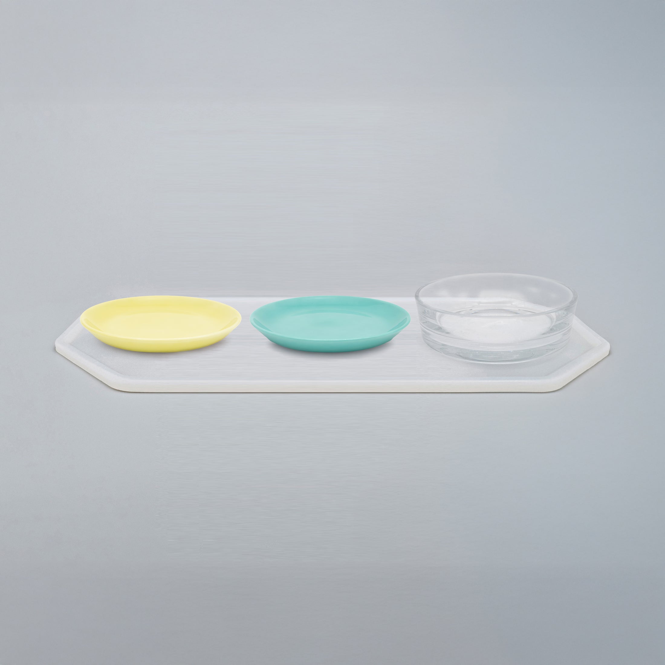 Silikonunterlage mit 2 Katzentellern und 1 Trinkschale für Katzen, Länge 73,5 cm / Breite 27,5 cm – Ansicht von schräg oben