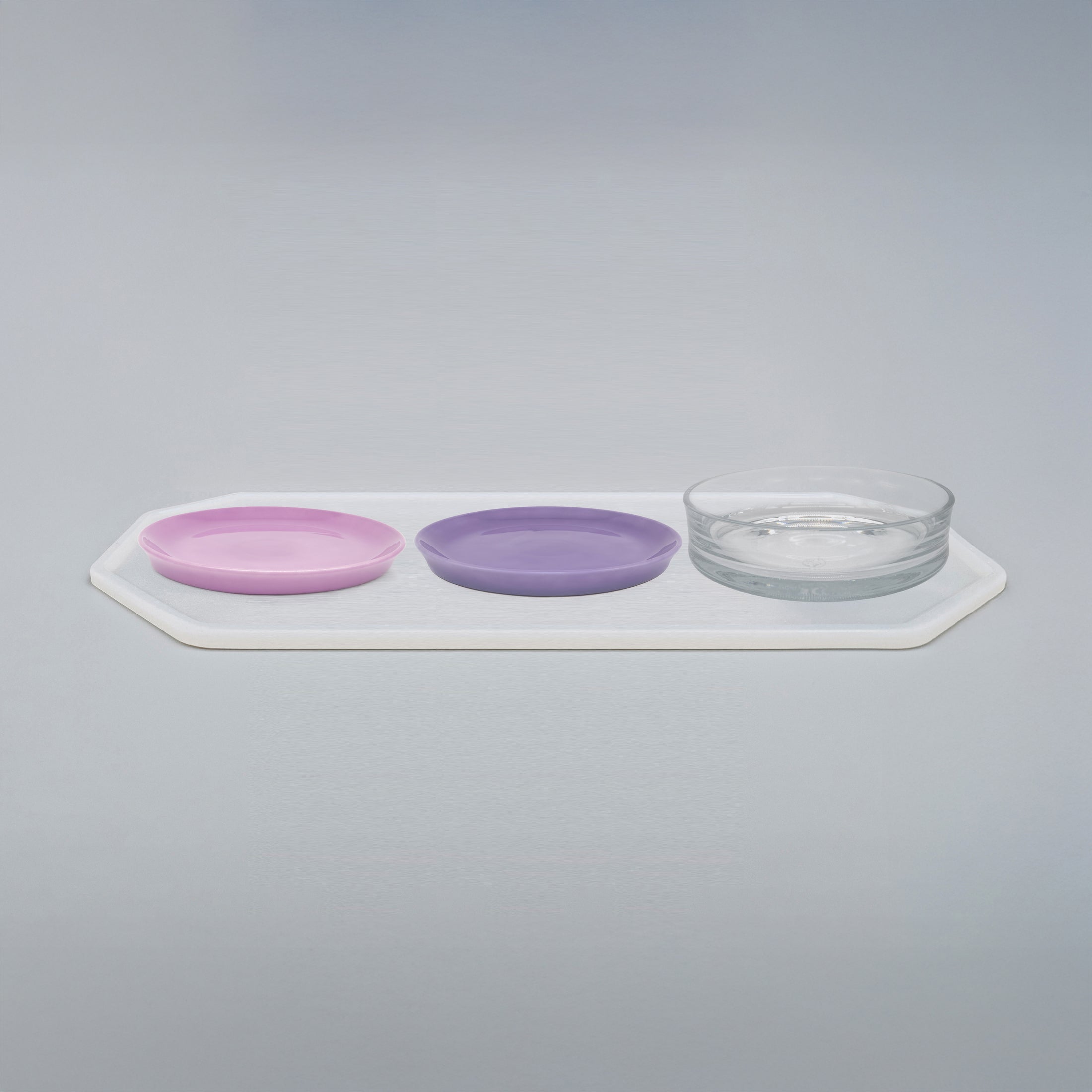 Silikonunterlage mit 2 Katzentellern und 1 Trinkschale für Katzen, Länge 81,5 cm / Breite 30,5 cm – Ansicht von schräg oben