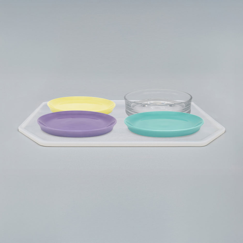 4-seat cat dinnerware set – 1 placemat, 3 cat plates and 1 drinking bowl in size 22 cm – diagonally from above view