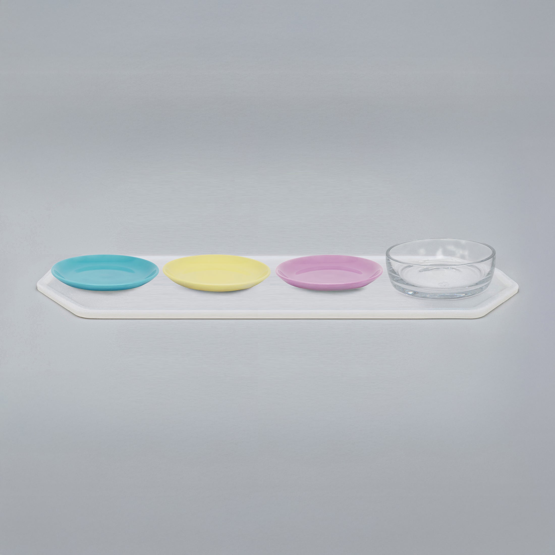 Silikonunterlage mit 3 Katzentellern und 1 Trinkschale für Katzen, Länge 86,5 cm / Breite 24,5 cm – Ansicht von schräg oben