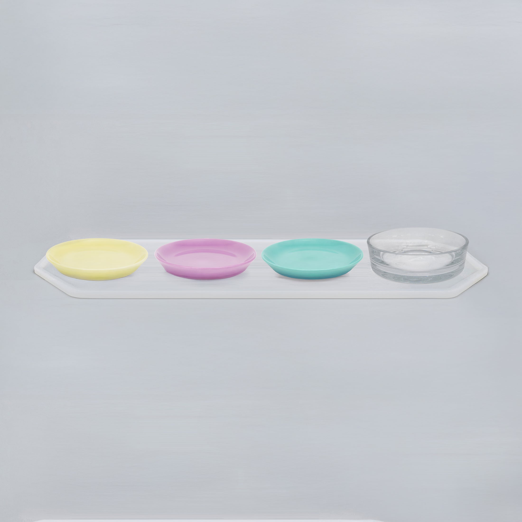 Silikonunterlage mit 3 Katzentellern und 1 Trinkschale für Katzen, Länge 96,5 cm / Breite 27,5 cm – Ansicht von schräg oben