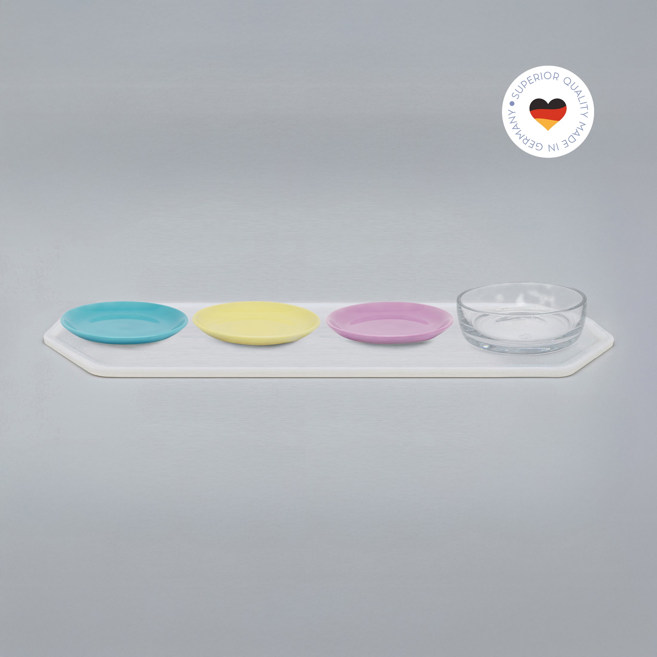 4er Essgeschirr-Set für Katzen – 1 Unterlage lang, 3 Katzenteller und 1 Trinkschale in Größe 18 cm – Ansicht von schräg oben (180)