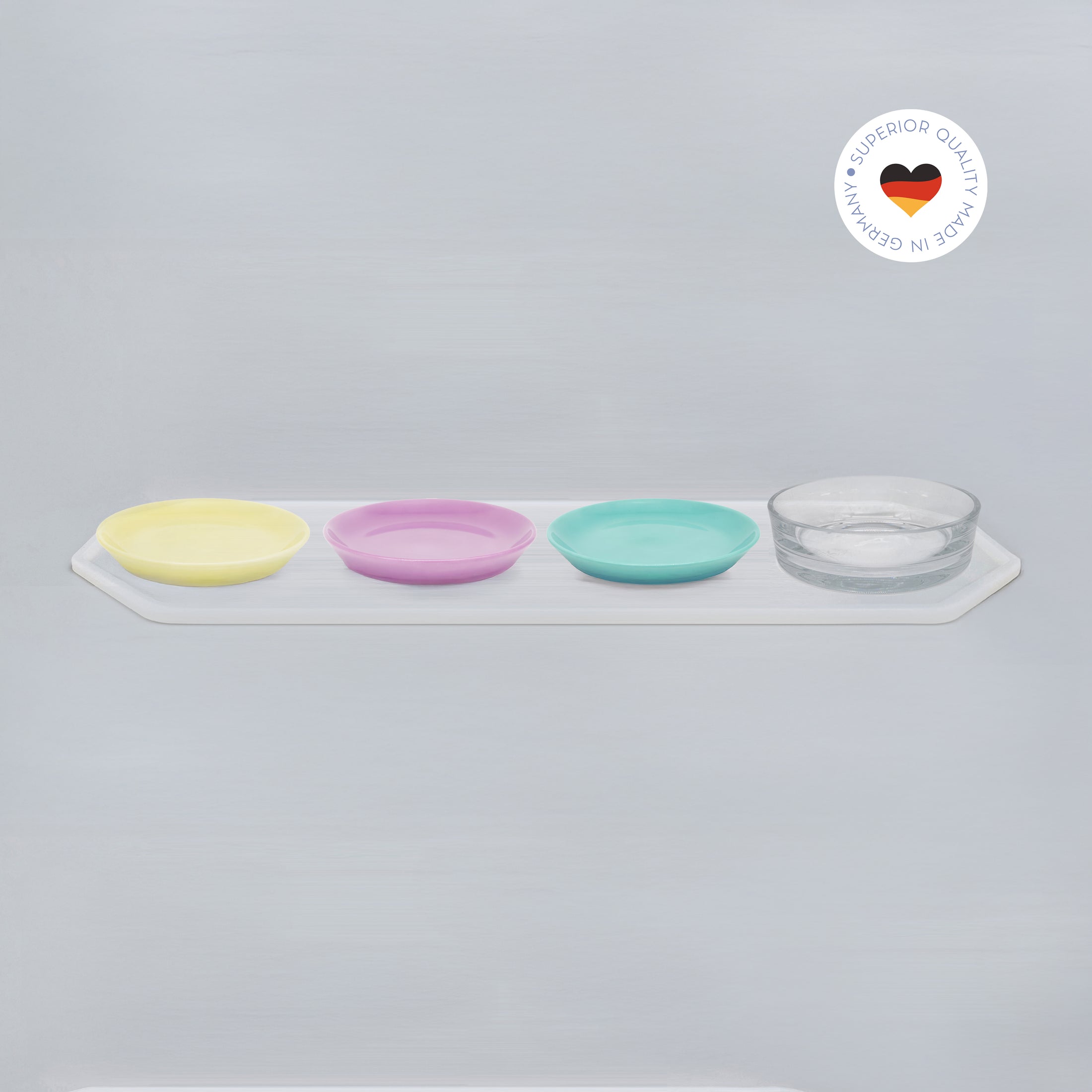 4er Essgeschirr-Set für Katzen – 1 Unterlage lang, 3 Katzenteller und 1 Trinkschale in Größe 20 cm – Ansicht von schräg oben (200)