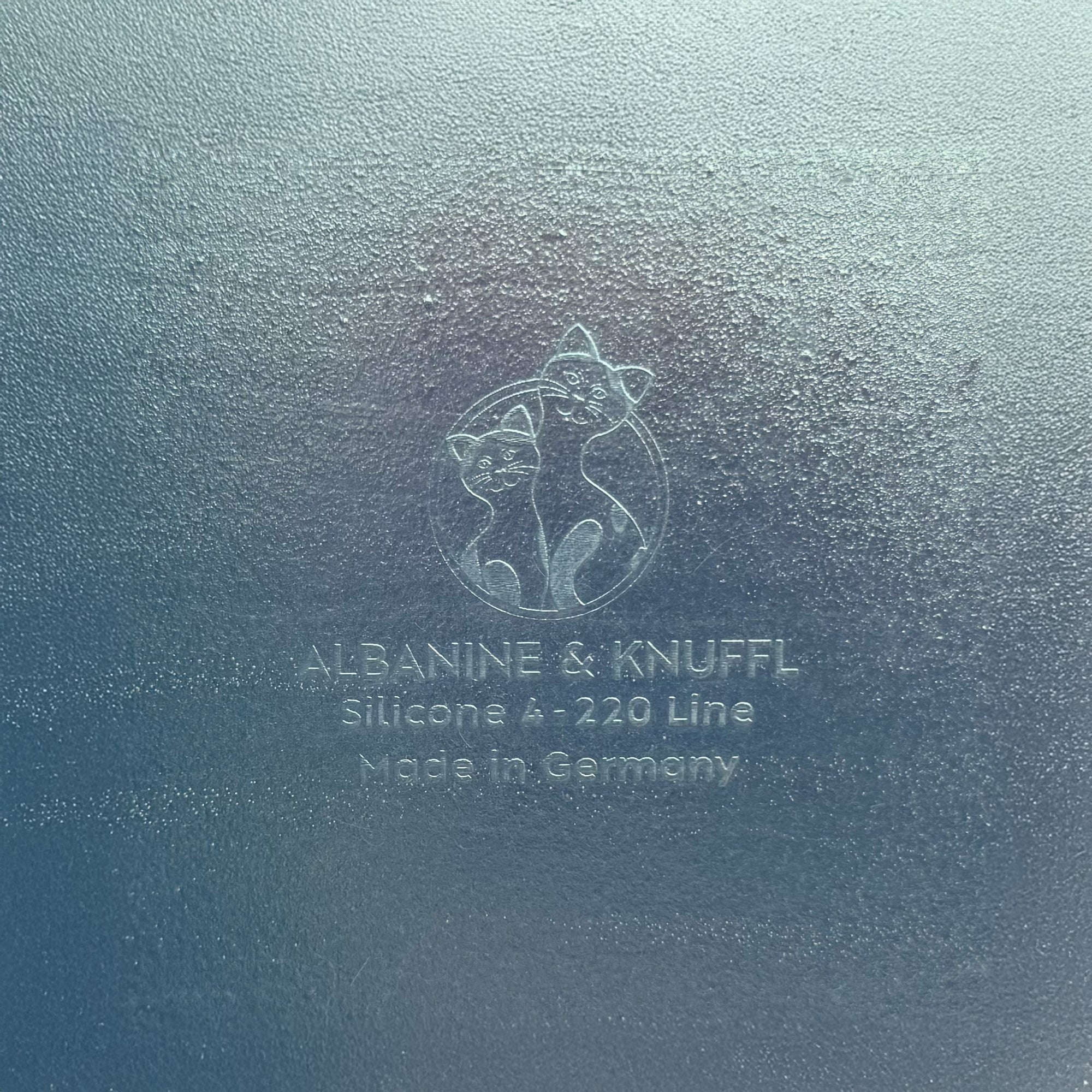 Nahaufnahme Bodenmarke auf Rückseite Set-Bestandteil 4er Silikonunterlage lang für Katzengeschirr in Größe 22 cm (220)