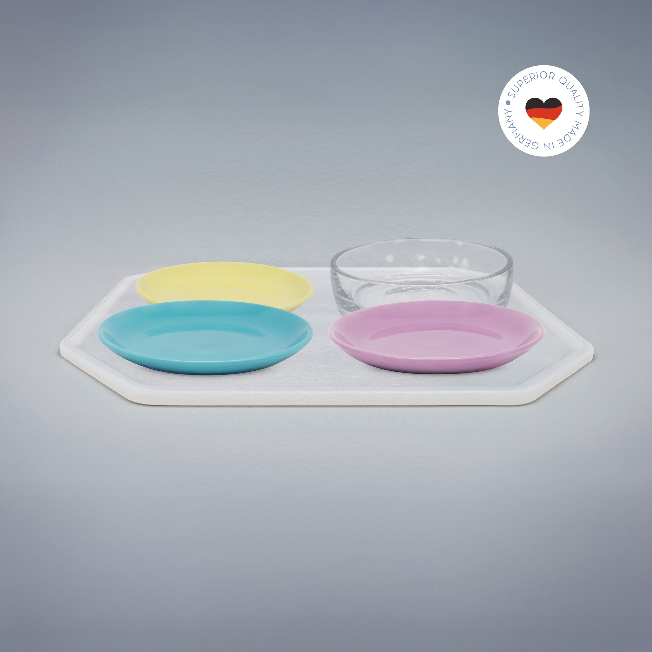 4er Essgeschirr-Set für Katzen – 1 Unterlage, 3 Katzenteller und 1 Trinkschale in Größe 18 cm – Ansicht von schräg oben (180)