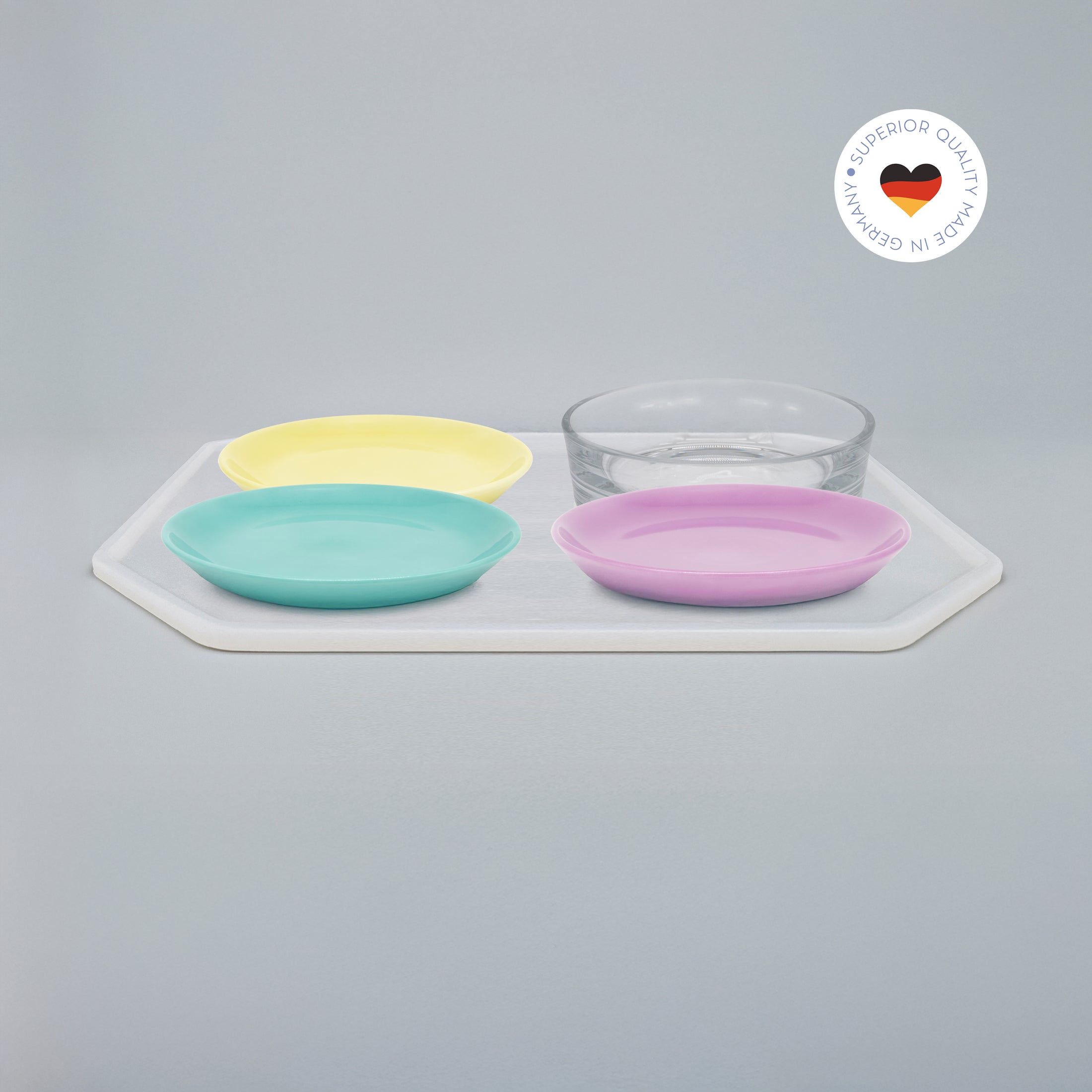 4er Essgeschirr-Set für Katzen – 1 Unterlage, 3 Katzenteller und 1 Trinkschale in Größe 20 cm – Ansicht von schräg oben (200)