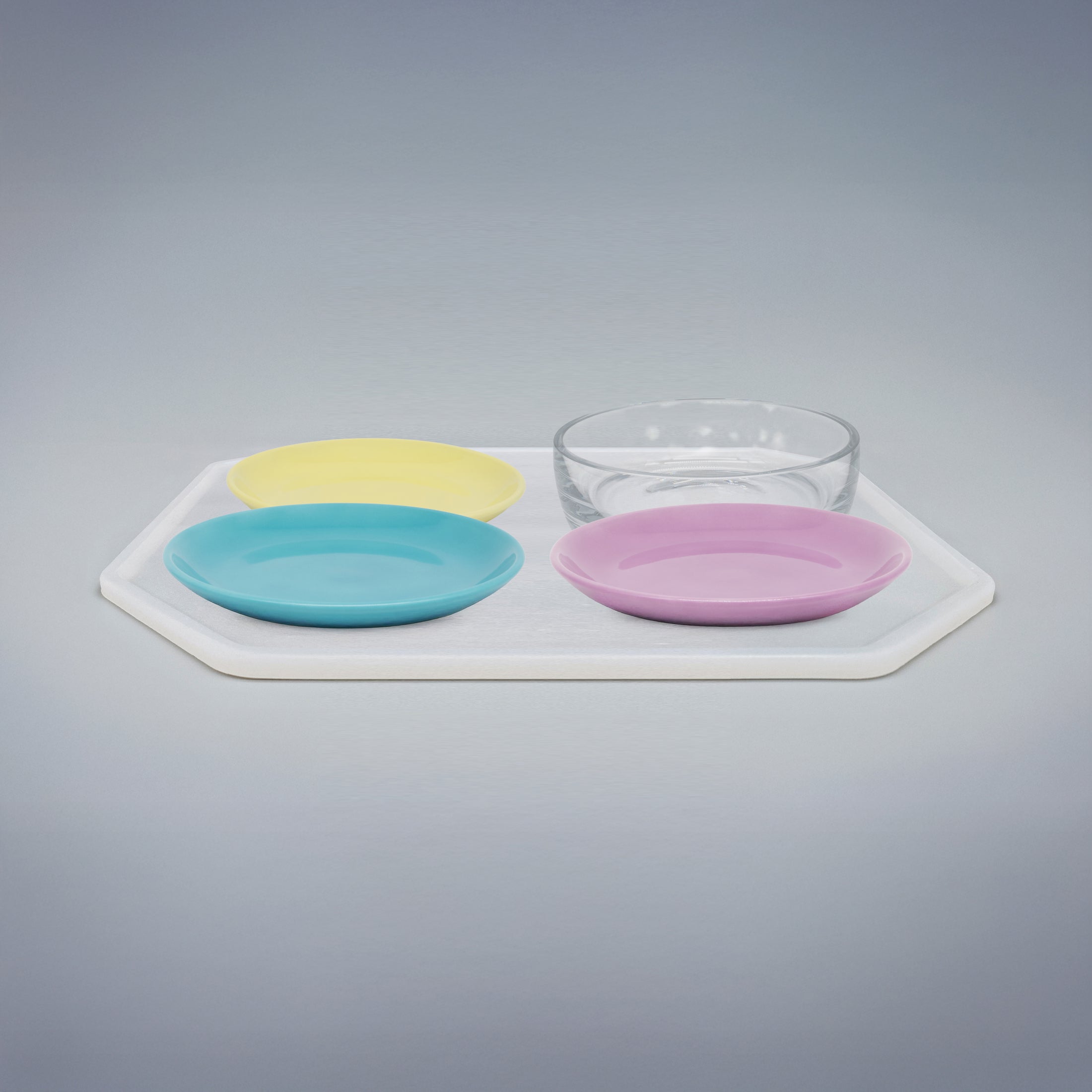 Silikonunterlage mit 3 Katzentellern und 1 Trinkschale für Katzen, Länge 45 cm / Breite 45 cm – Ansicht von schräg oben