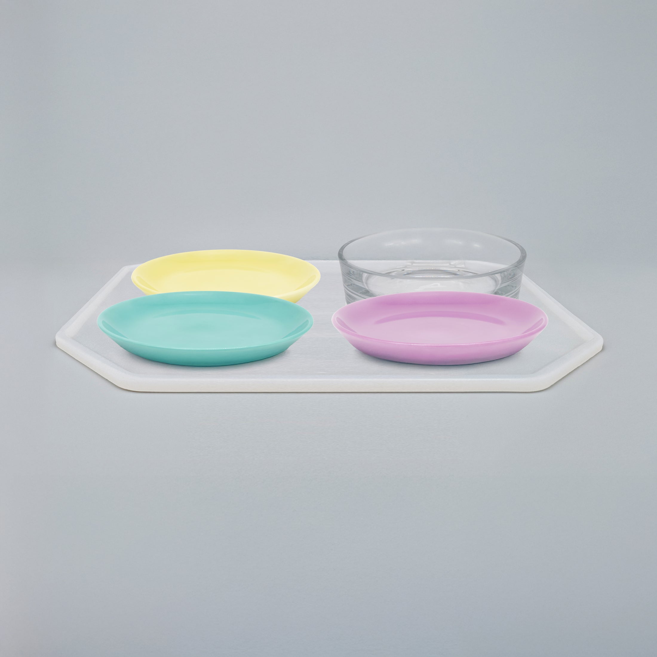 Silikonunterlage mit 3 Katzentellern und 1 Trinkschale für Katzen, Länge 50,5 cm / Breite 50,5 cm – Ansicht von schräg oben