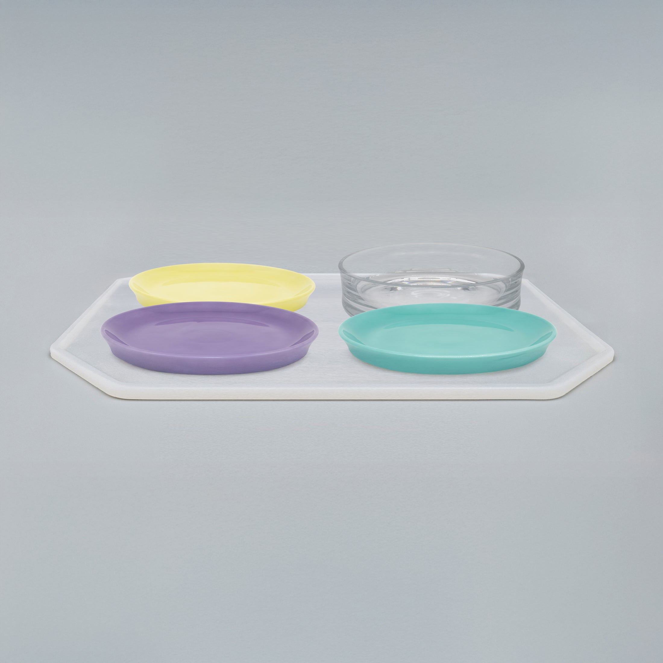 Silikonunterlage mit 3 Katzentellern und 1 Trinkschale für Katzen, Länge 56 cm / Breite 56 cm – Ansicht von schräg oben