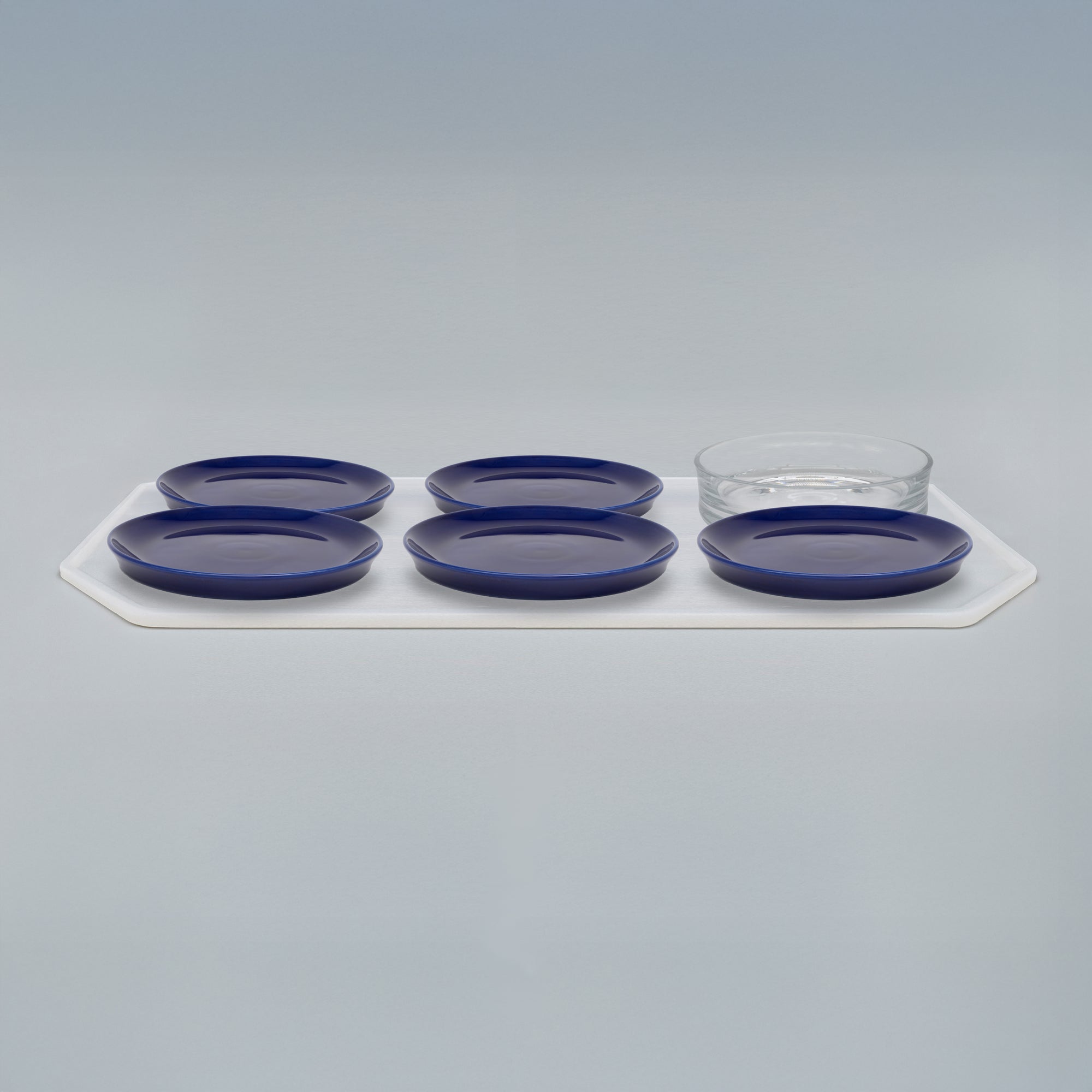 Cat dinnerware set: 5 dark blue porcelain cat plates and 1 glass drinking bowl in size 22 cm on a colourless silicone placemat