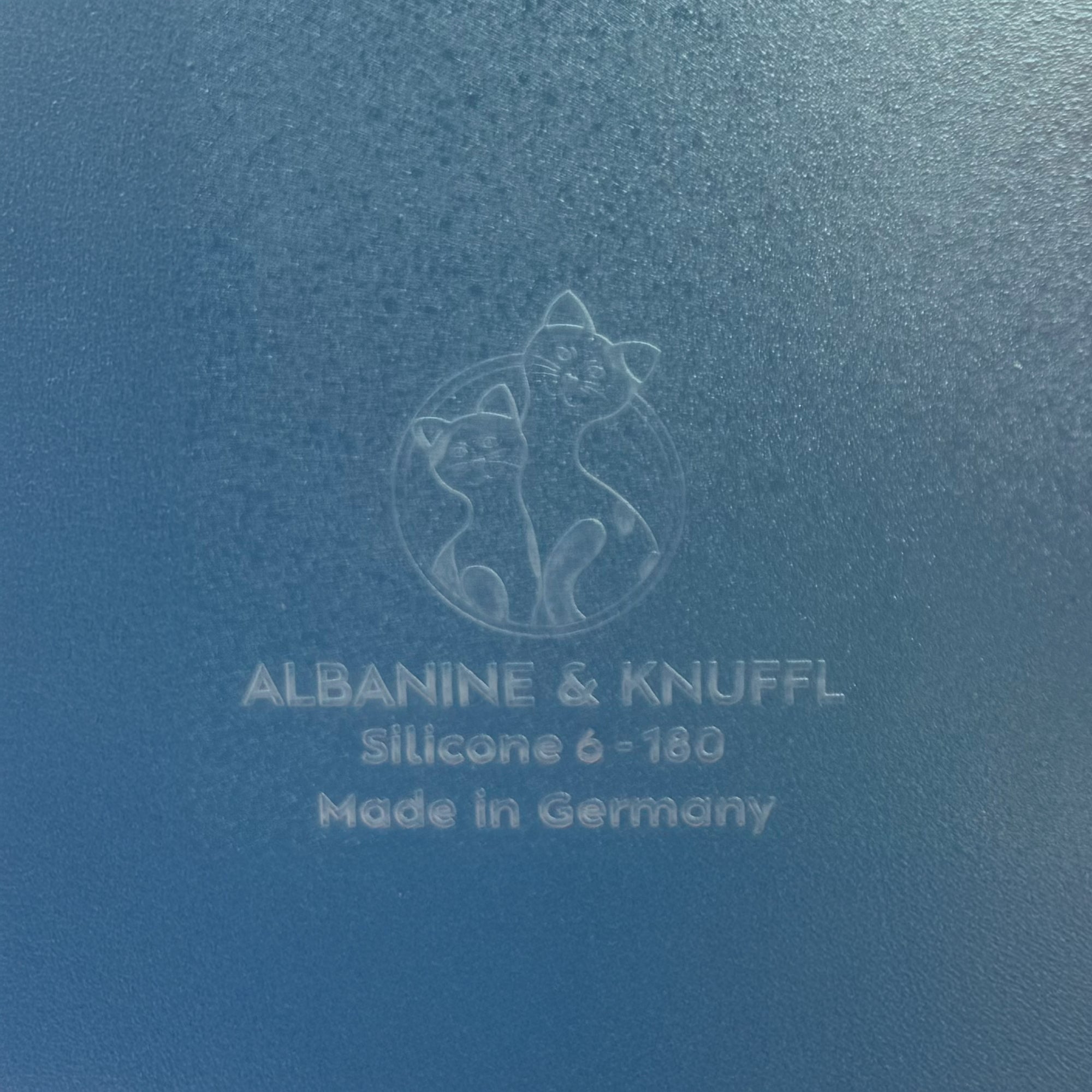 Nahaufnahme Bodenmarke auf Rückseite Set-Bestandteil 6er Silikonunterlage für Katzengeschirr in Größe 18 cm (180)