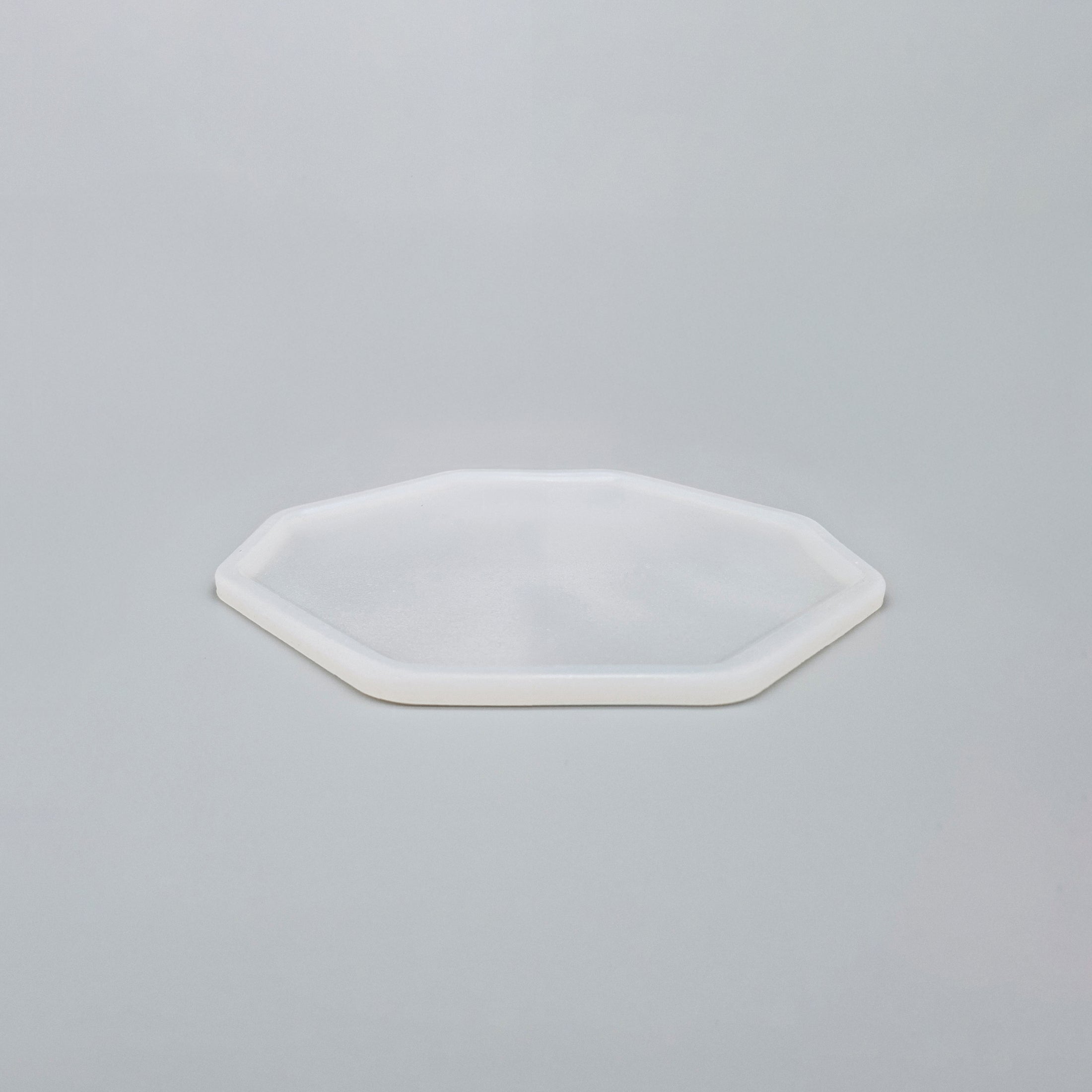 Set-Bestandteil: farblose 1er Silikonunterlage für Katzengeschirr in Größe 18 cm – Ansicht von schräg oben (180)