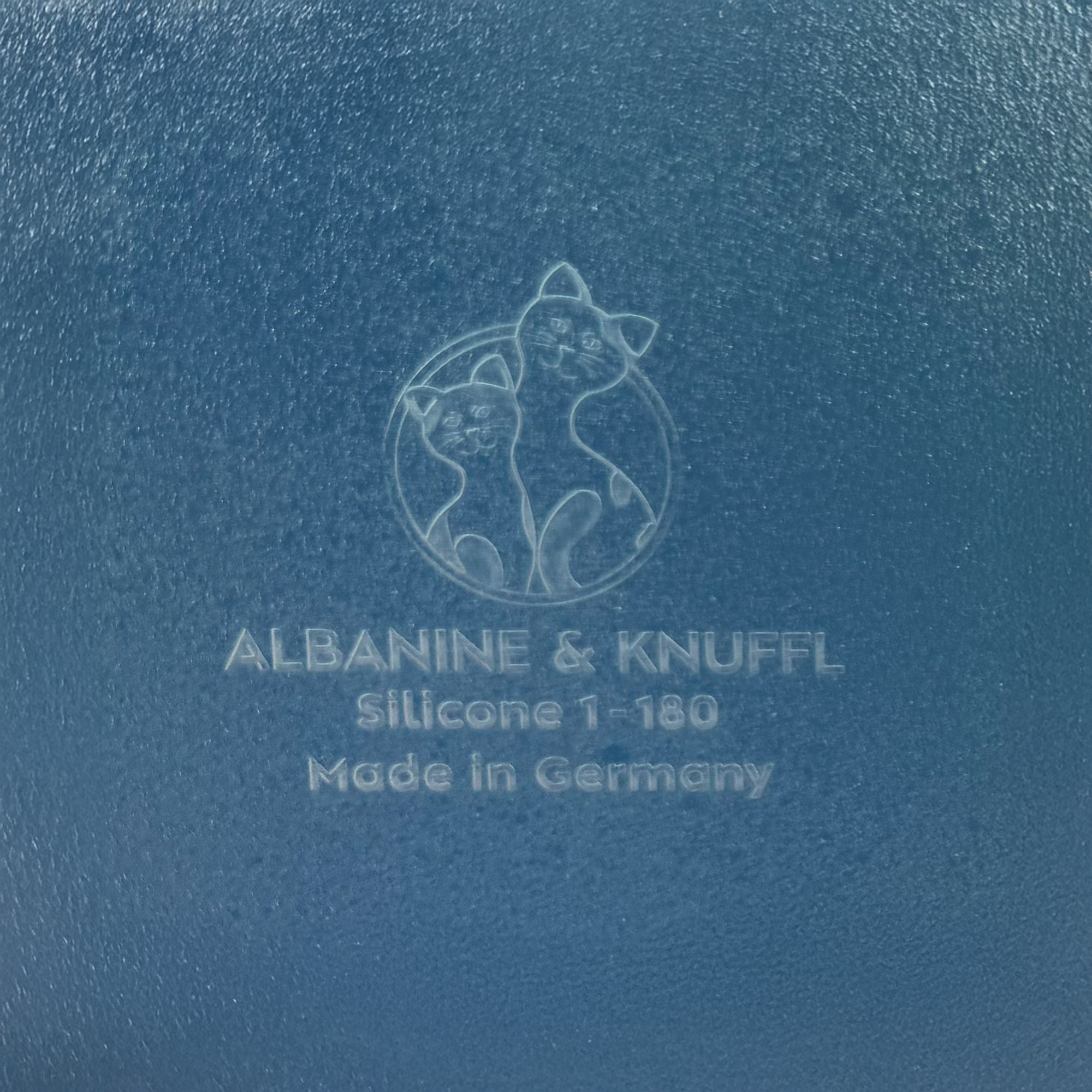 Nahaufnahme Bodenmarke auf Rückseite Set-Bestandteil 1er Silikonunterlage für Katzengeschirr in Größe 18 cm (180)