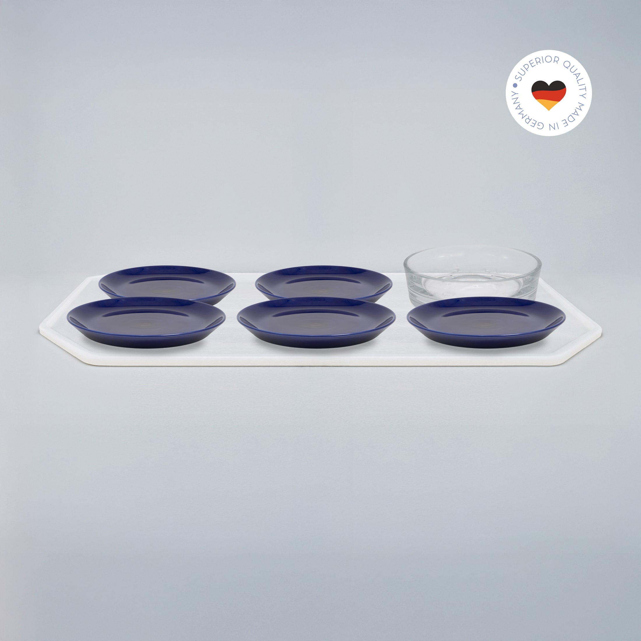Essgeschirr-Set für Katzen: 5 dunkelblaue Porzellan-Katzenteller und 1 Glas-Trinkschale in Größe 20 cm auf farbloser Silikon-Unterlage (200)