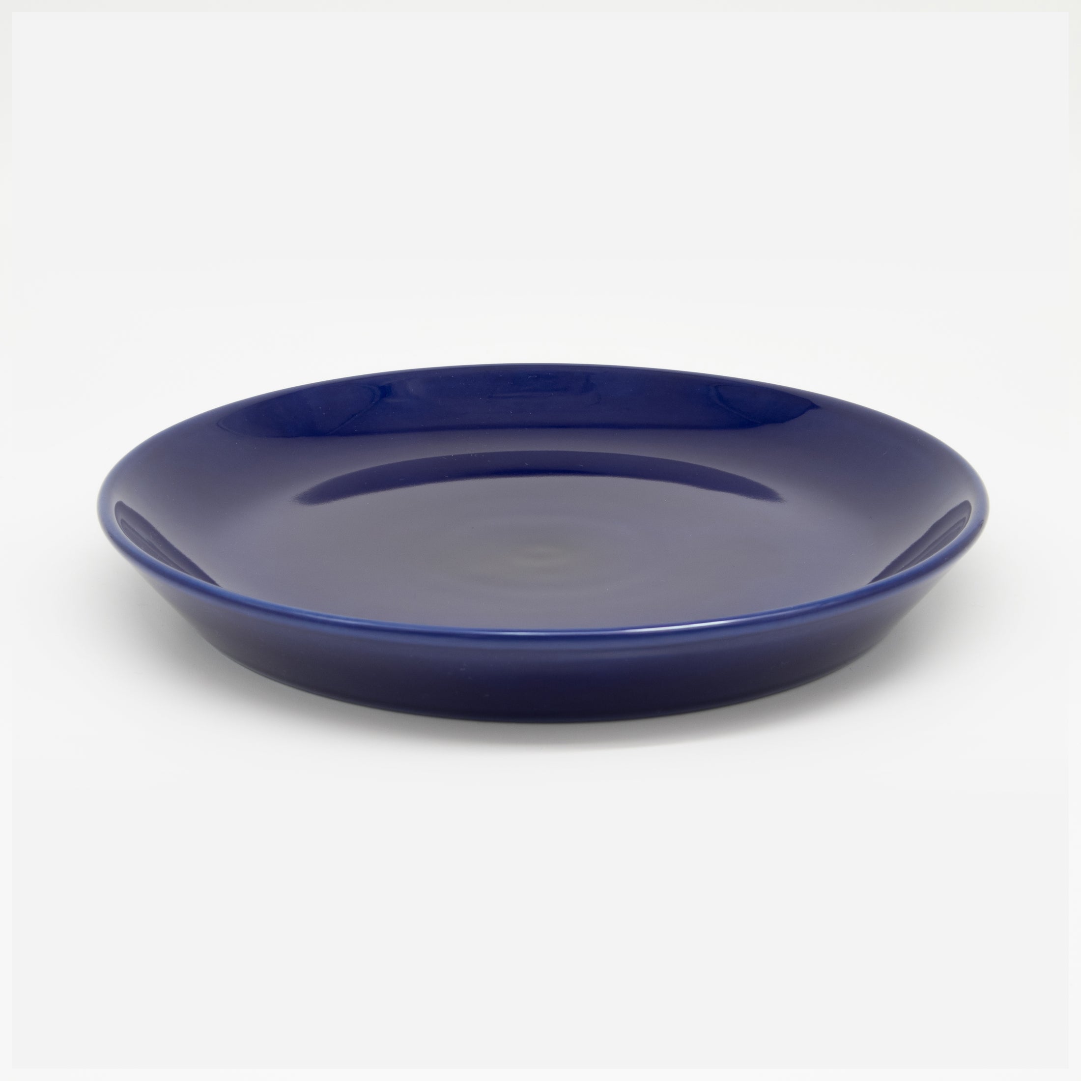 Set-Bestandteil: dunkelblauer Katzenteller aus Porzellan in Größe 20 cm – Ansicht von schräg oben (200)