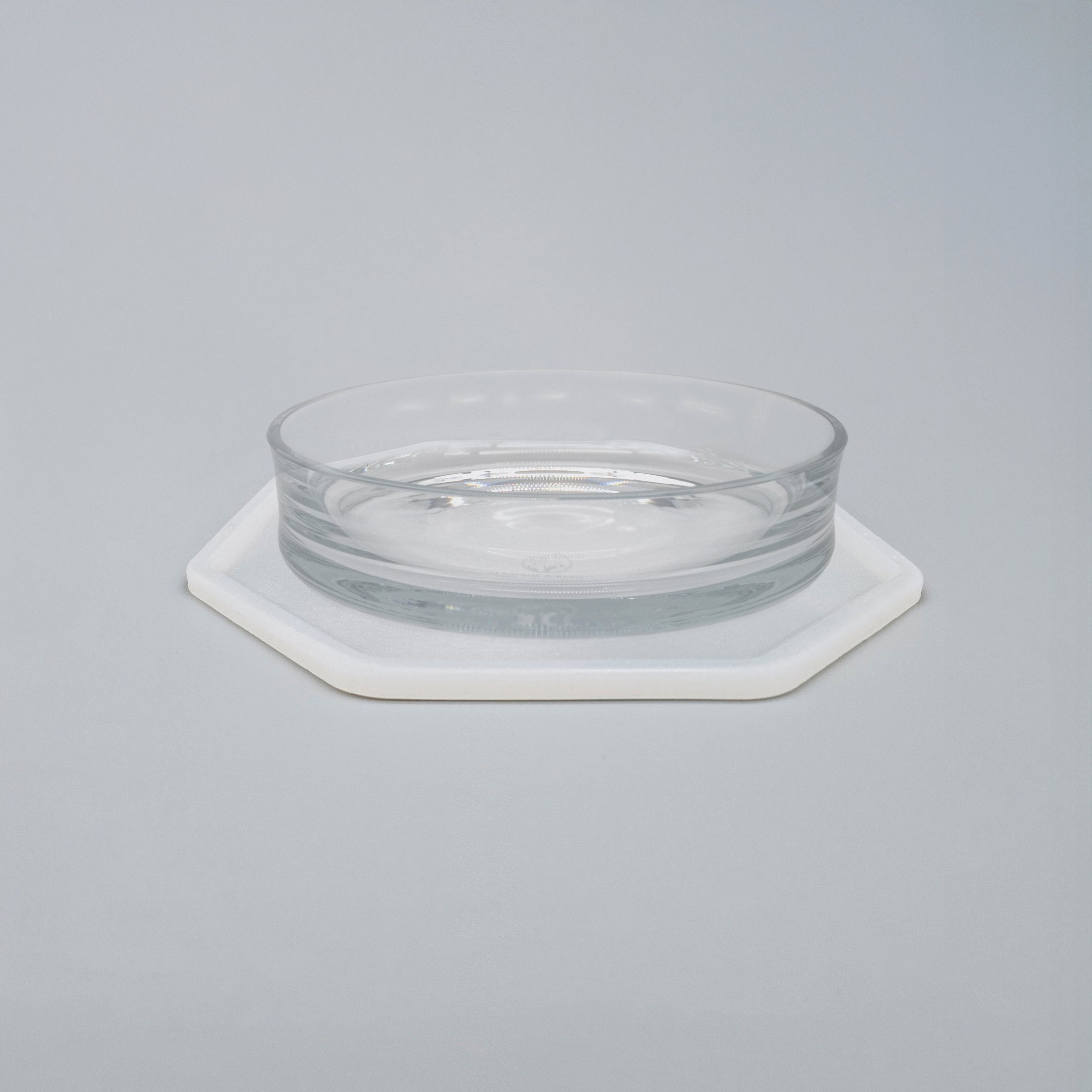 Set-Bestandteile: Trinkschale für Katzen aus farblosem Kristallglas in Größe 22 cm auf farbloser Silikon-Unterlage (220)