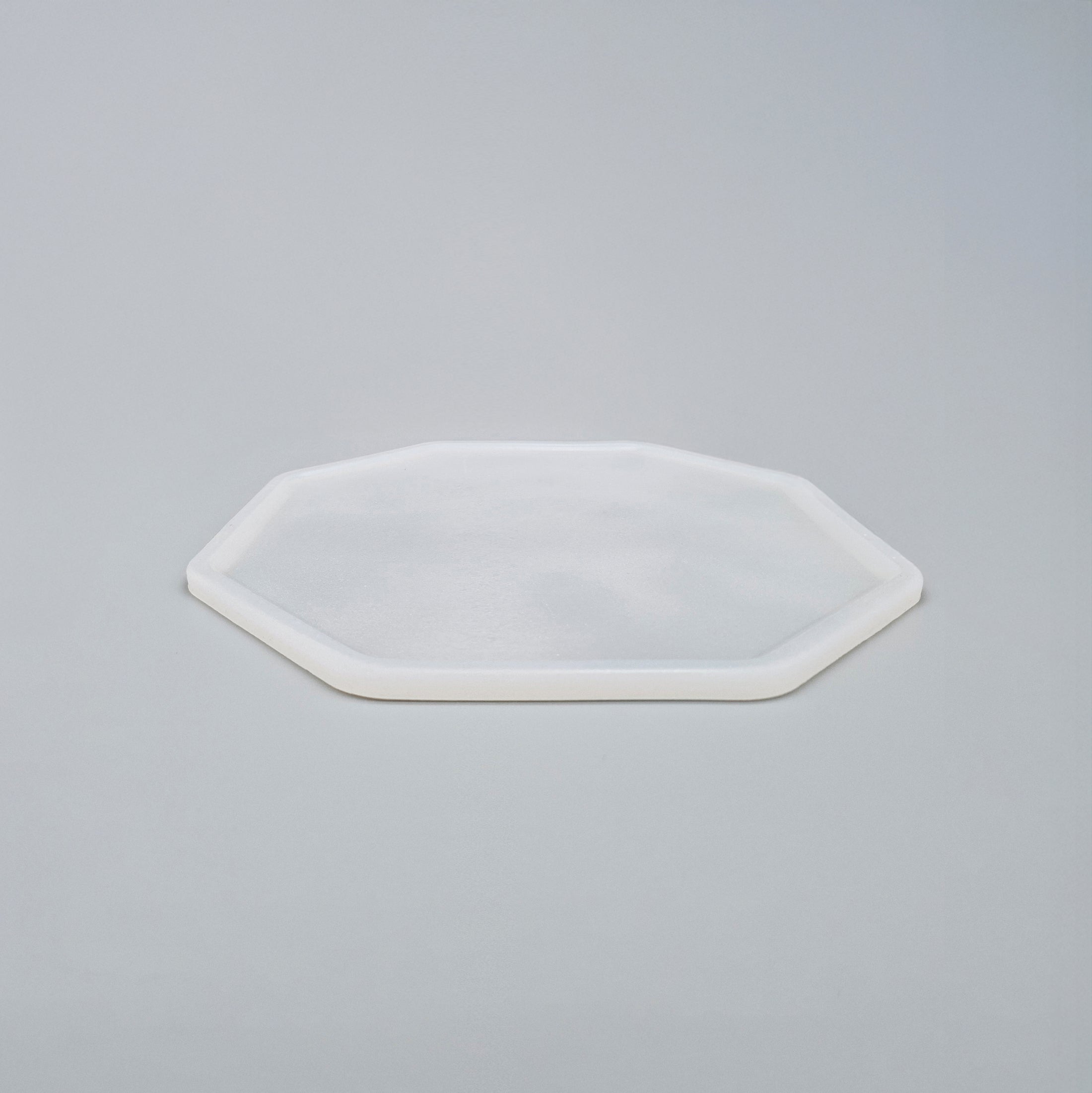 Set-Bestandteil: farblose 1er Silikonunterlage für Katzengeschirr in Größe 22 cm – Ansicht von schräg oben (220)