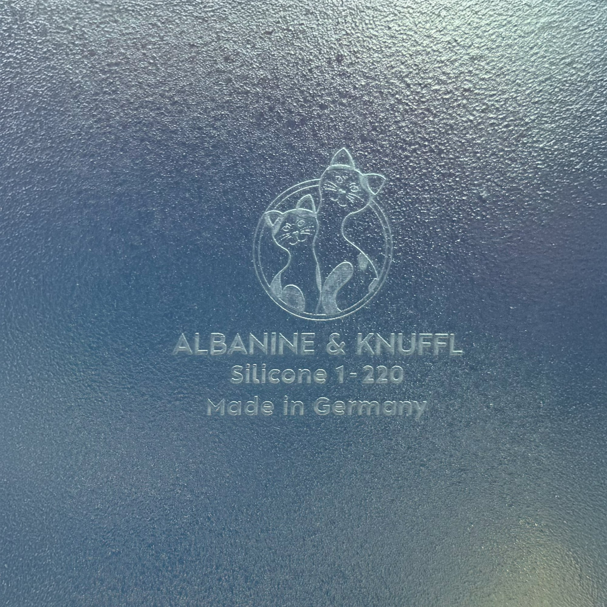 Nahaufnahme Bodenmarke auf Rückseite Set-Bestandteil 1er Silikonunterlage für Katzengeschirr in Größe 22 cm (220)