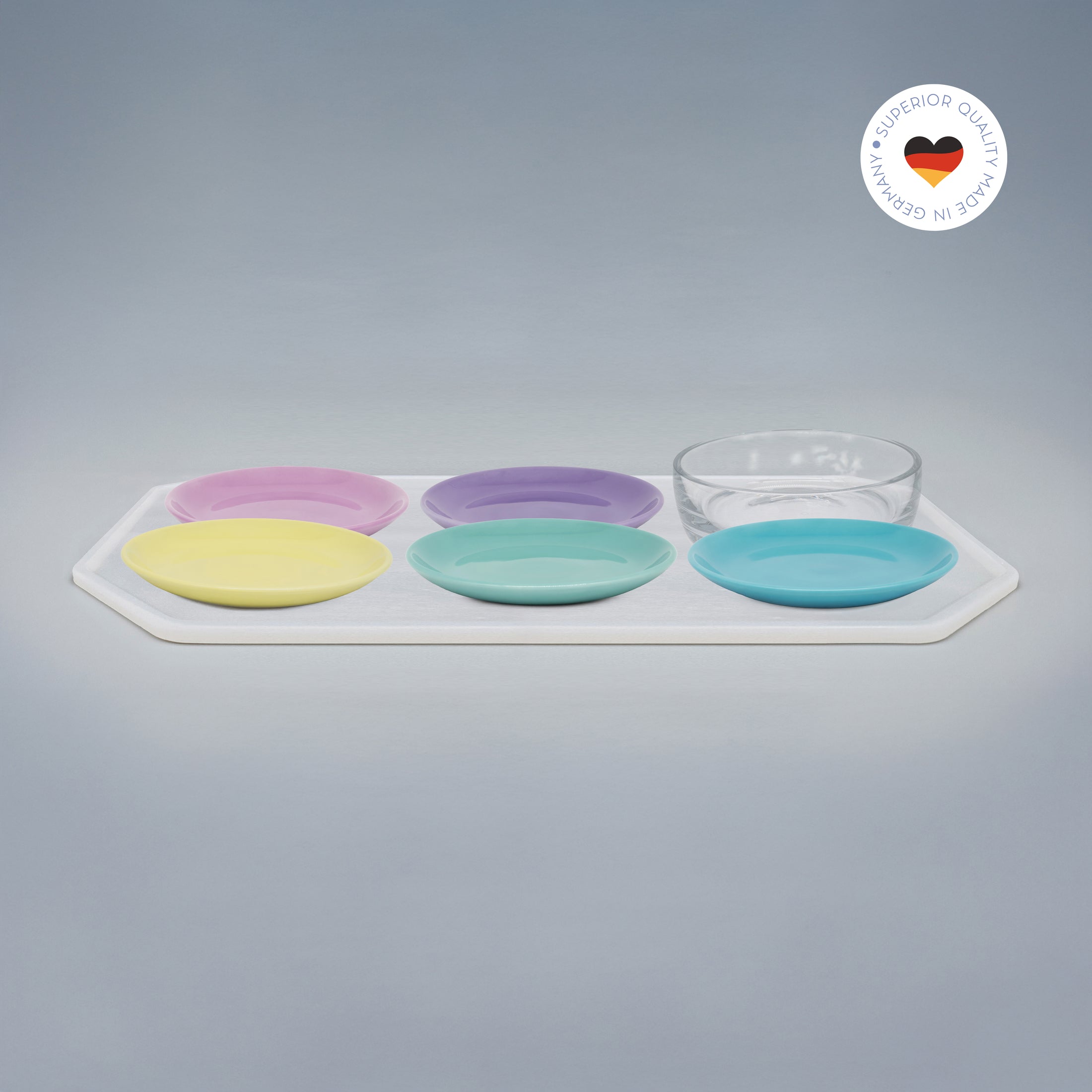 6er Essgeschirr-Set für Katzen – 1 Unterlage, 5 Katzenteller und 1 Trinkschale in Größe 18 cm – Ansicht von schräg oben (180)