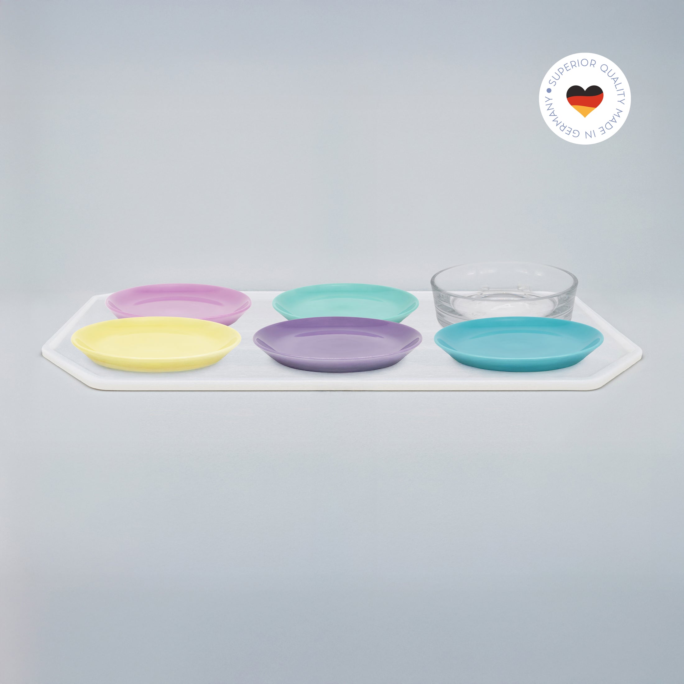 6er Essgeschirr-Set für Katzen – 1 Unterlage, 5 Katzenteller und 1 Trinkschale in Größe 20 cm – Ansicht von schräg oben (200)