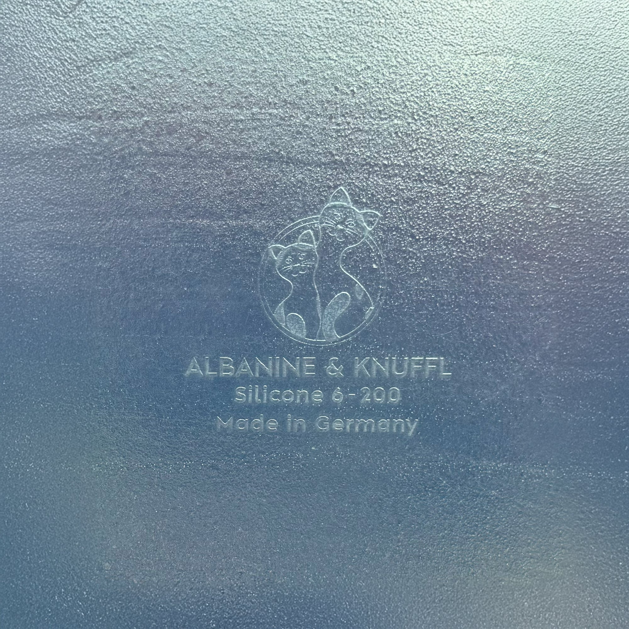 Nahaufnahme Bodenmarke auf Rückseite Set-Bestandteil 6er Silikonunterlage für Katzengeschirr in Größe 20 cm (200)