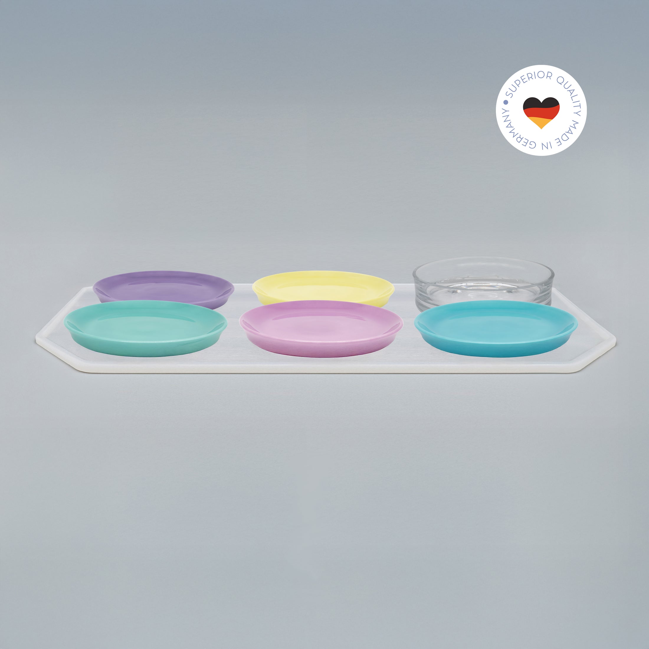 6er Essgeschirr-Set für Katzen – 1 Unterlage, 5 Katzenteller und 1 Trinkschale in Größe 22 cm – Ansicht von schräg oben (220)