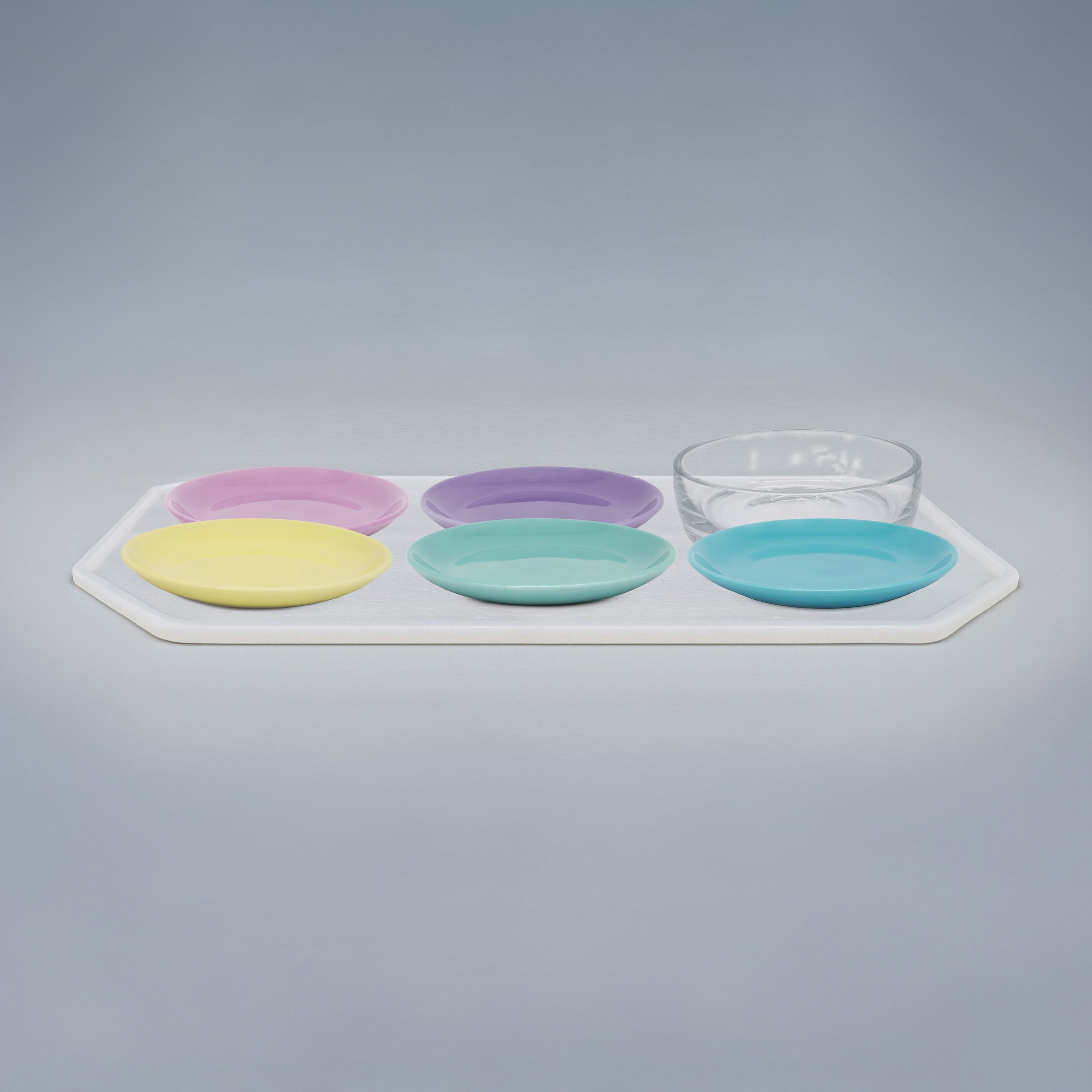 Silikonunterlage mit 5 Katzentellern und 1 Trinkschale für Katzen, Länge 65,5 cm / Breite 45 cm – Ansicht von schräg oben