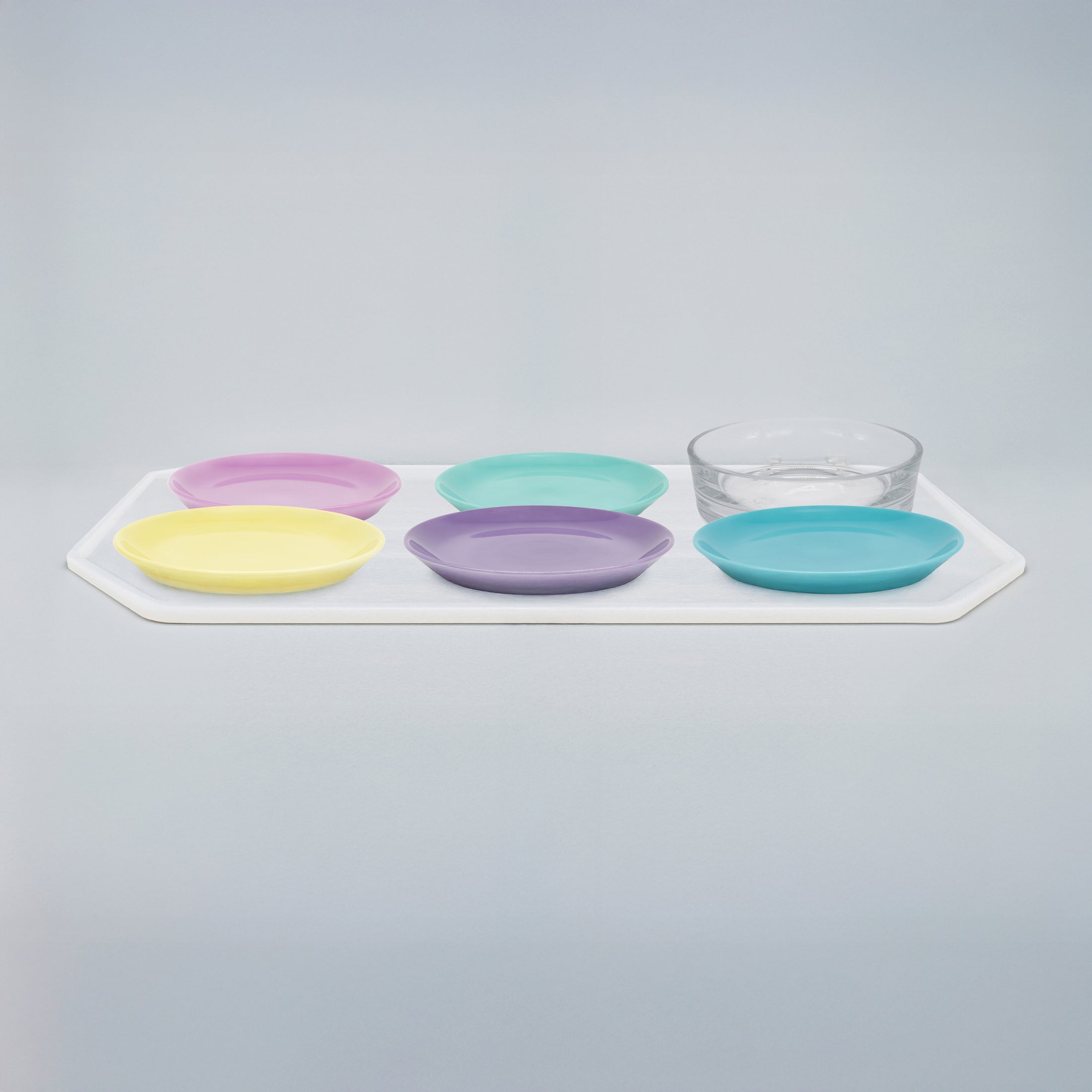 Silikonunterlage mit 5 Katzentellern und 1 Trinkschale für Katzen, Länge 73,5 cm / Breite 50,5 cm – Ansicht von schräg oben