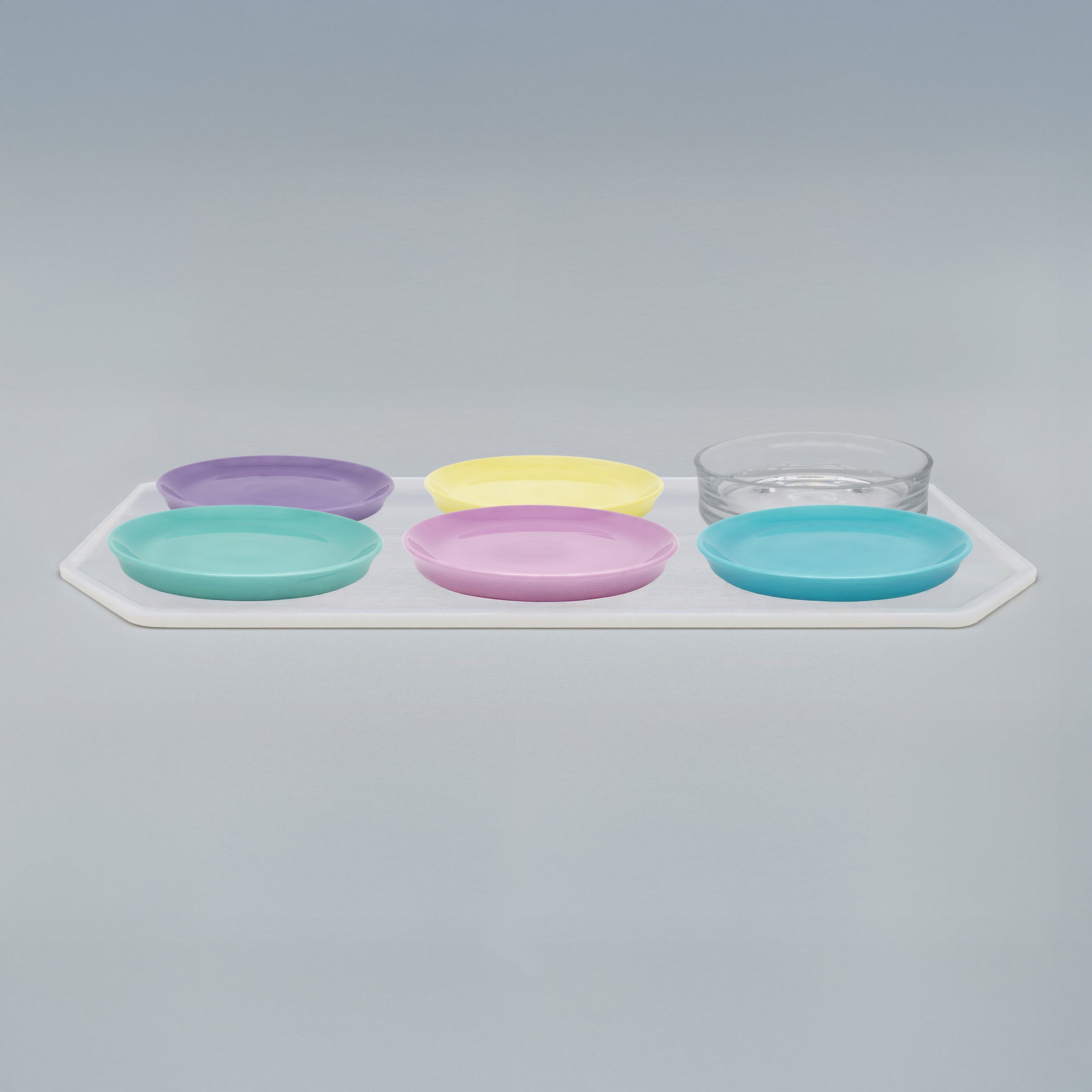 Silikonunterlage mit 5 Katzentellern und 1 Trinkschale für Katzen, Länge 81,5 cm / Breite 56 cm – Ansicht von schräg oben