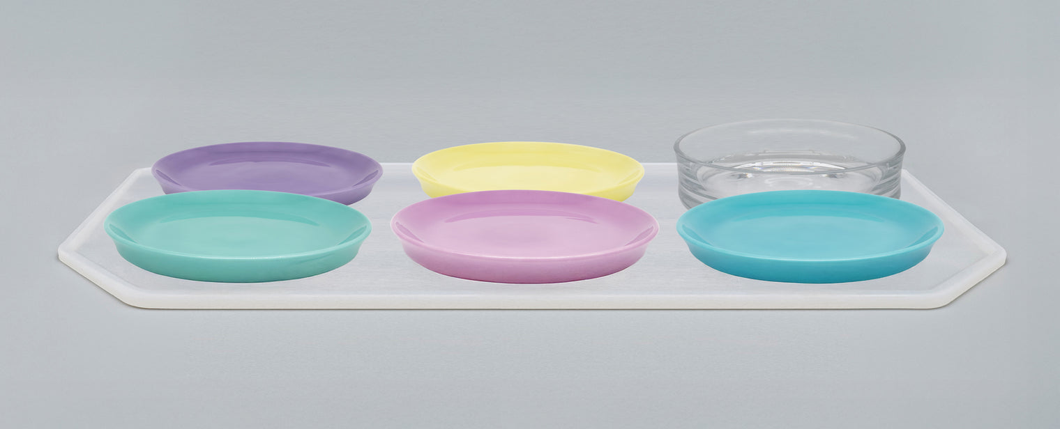 Colourful 6-seat cat dinnerware set – 1 placemat, 5 cat plates and 1 drinking bowl in size 22 cm – diagonally from above view