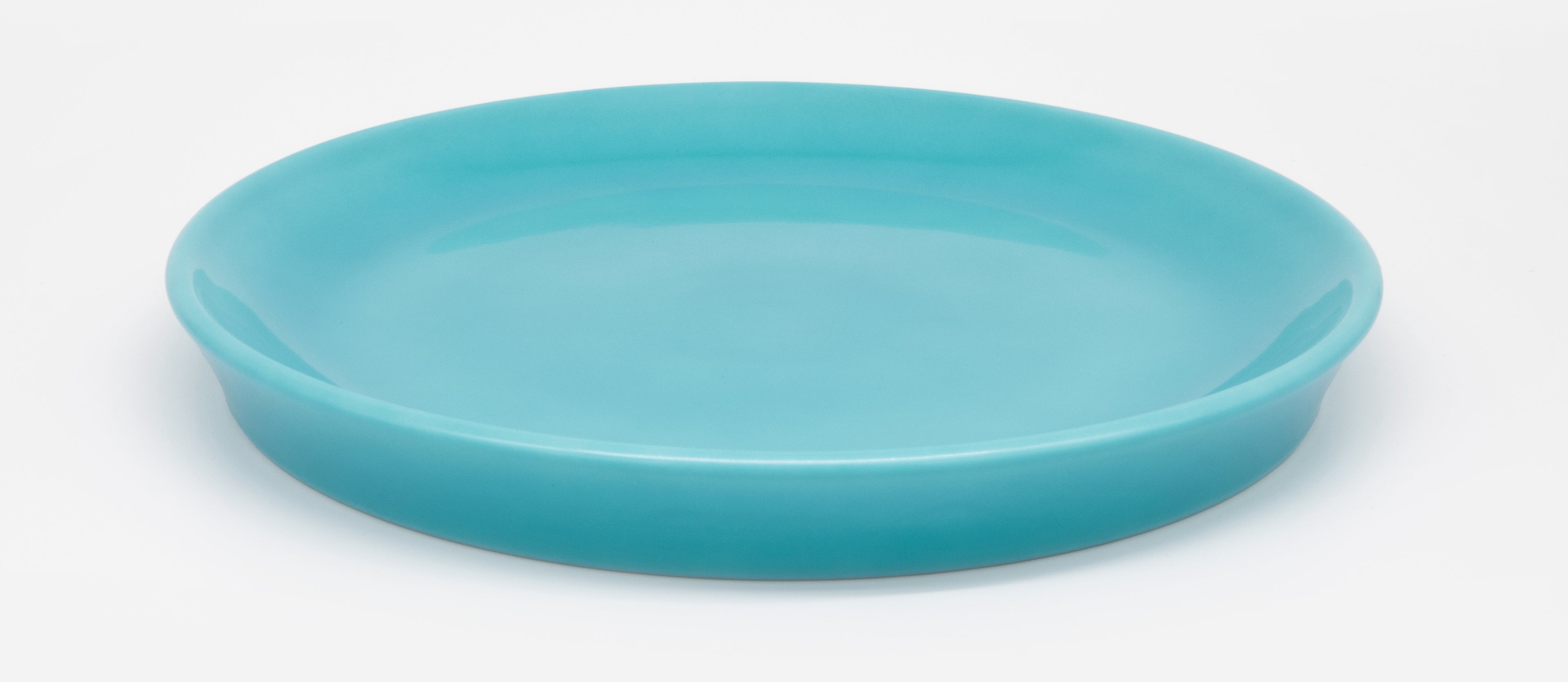 Close-up of blue porcelain cat plate, size 22 cm – view from above at an angle