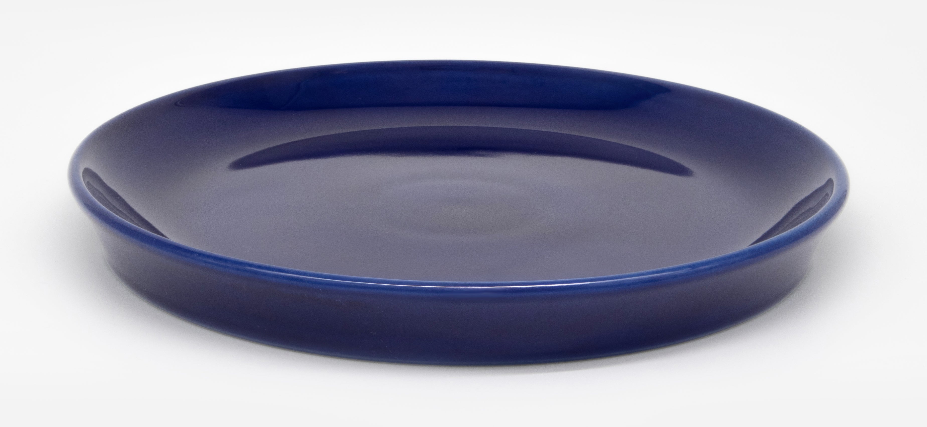 Close-up of dark blue porcelain cat plate, size 22 cm – view from above at an angle