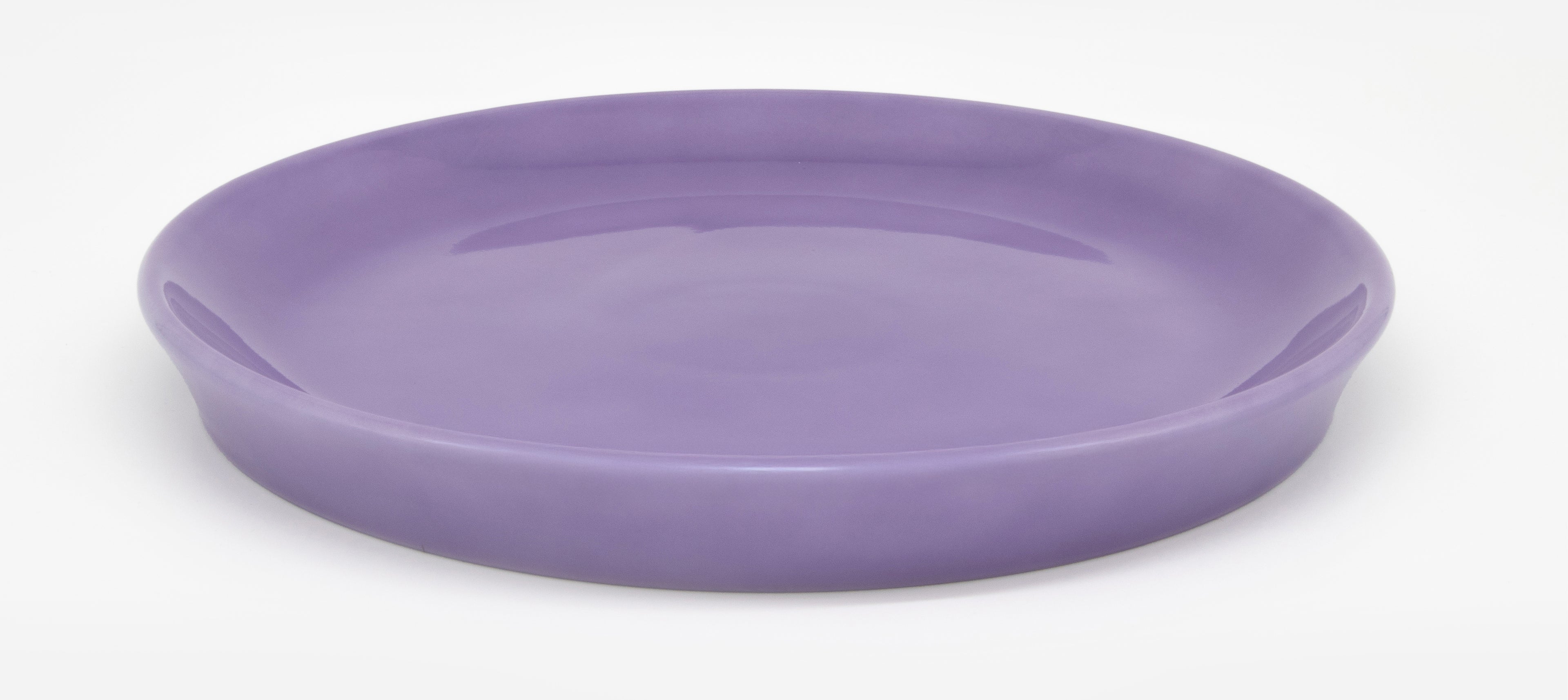 Close-up of purple cat plate, size 22 cm – view from above at an angle