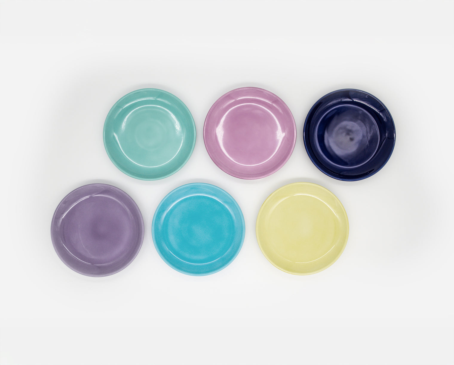 Top view of 6 cat plates in the same size in 6 different cat-friendly colours from Albanine & Knuffl