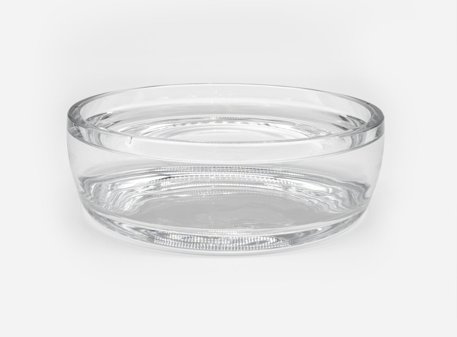 Close-up of a crystal glass drinking bowl for cats by Albanine & Knuffl, filled almost to the brim with water