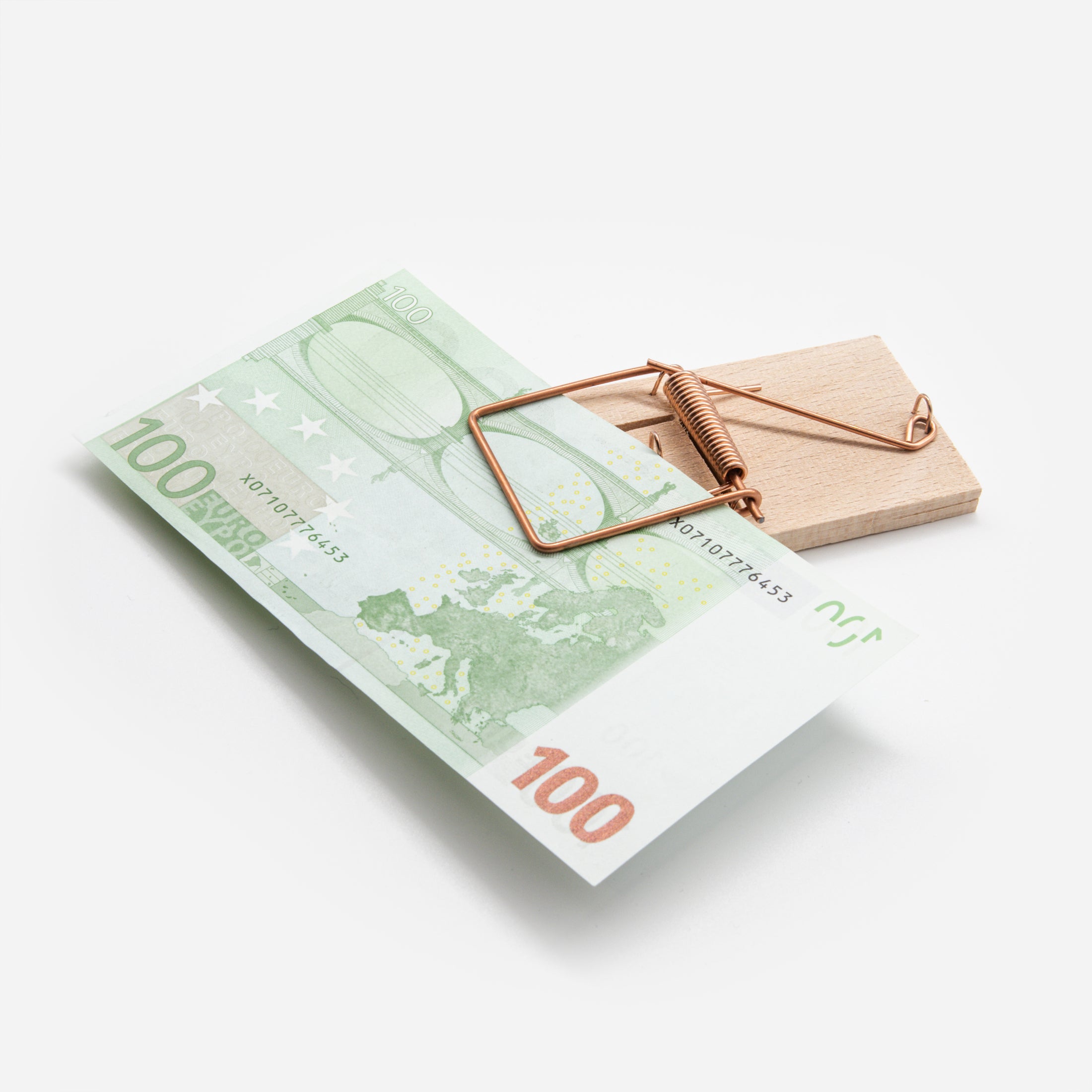100-Euro-Schein in Mausefalle eingespannt – Ansicht von schräg oben (100 €)