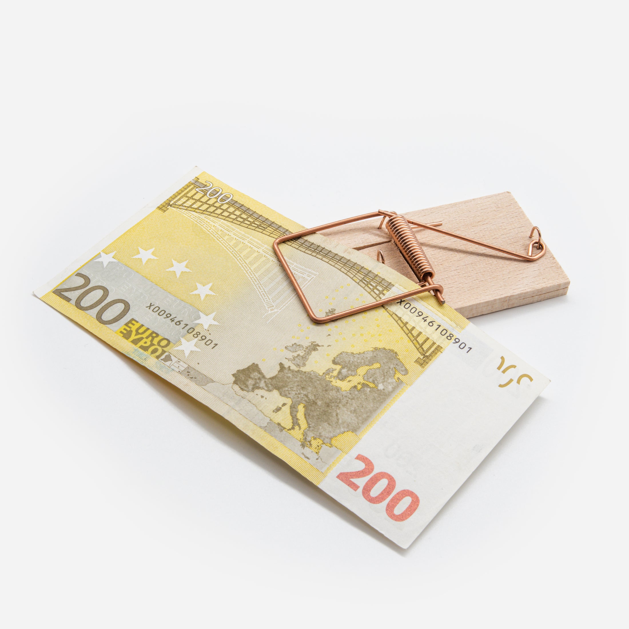 200-Euro-Schein in Mausefalle eingespannt – Ansicht von schräg oben (200 €)