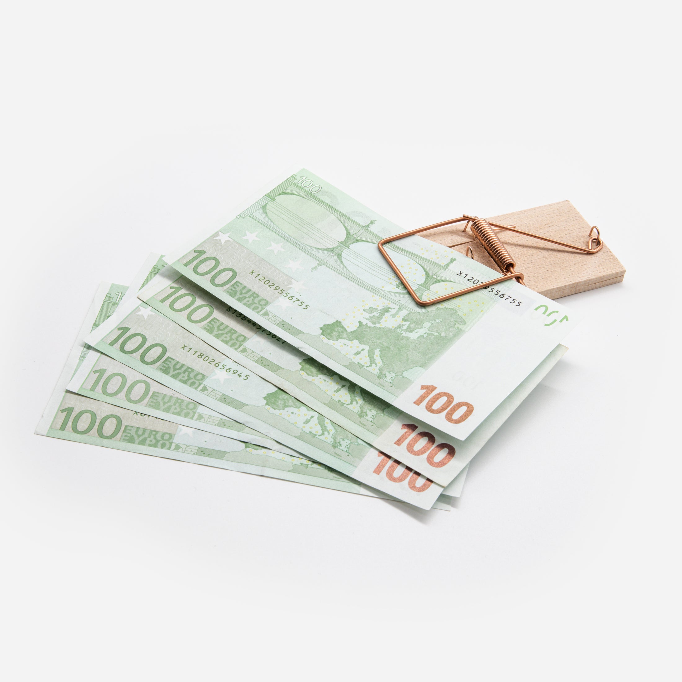 Fünf 100-Euro-Scheine in Mausefalle eingespannt – Ansicht von schräg oben (500 €)
