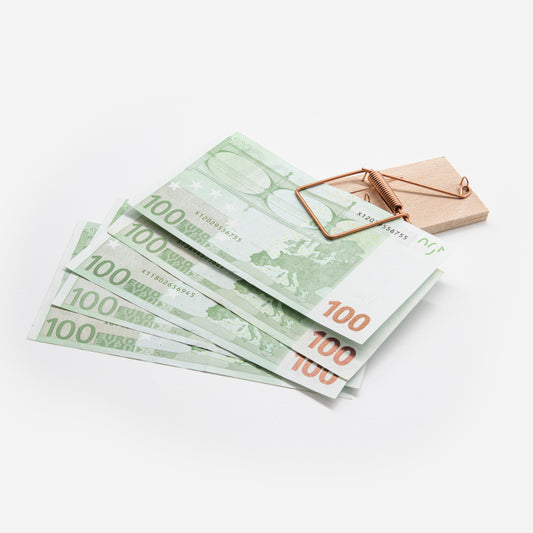 Fünf 100-Euro-Scheine in Mausefalle eingespannt – Ansicht von schräg oben (500 €)