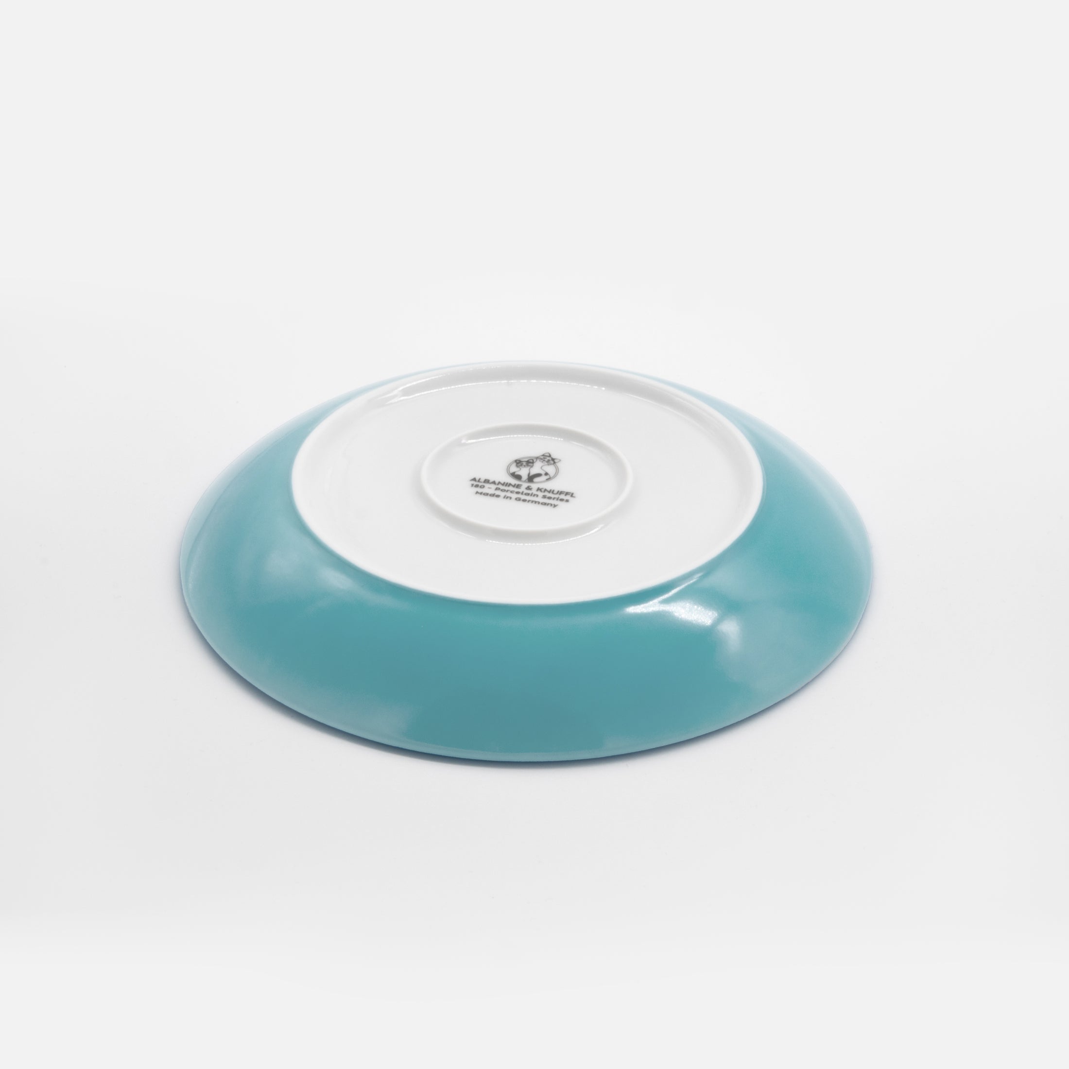 Rückseite blauer Katzenteller aus Porzellan in Größe 18 cm mit Füßen – Ansicht von schräg oben (Mountain Lake)