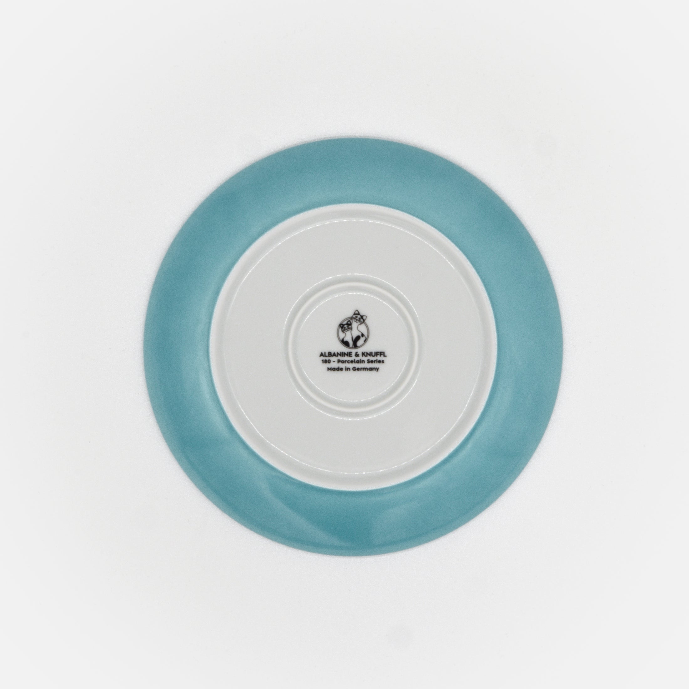 Rückseite blauer Katzenteller aus Porzellan in Größe 18 cm mit Füßen und Bodenmarke – Ansicht von oben (Mountain Lake)