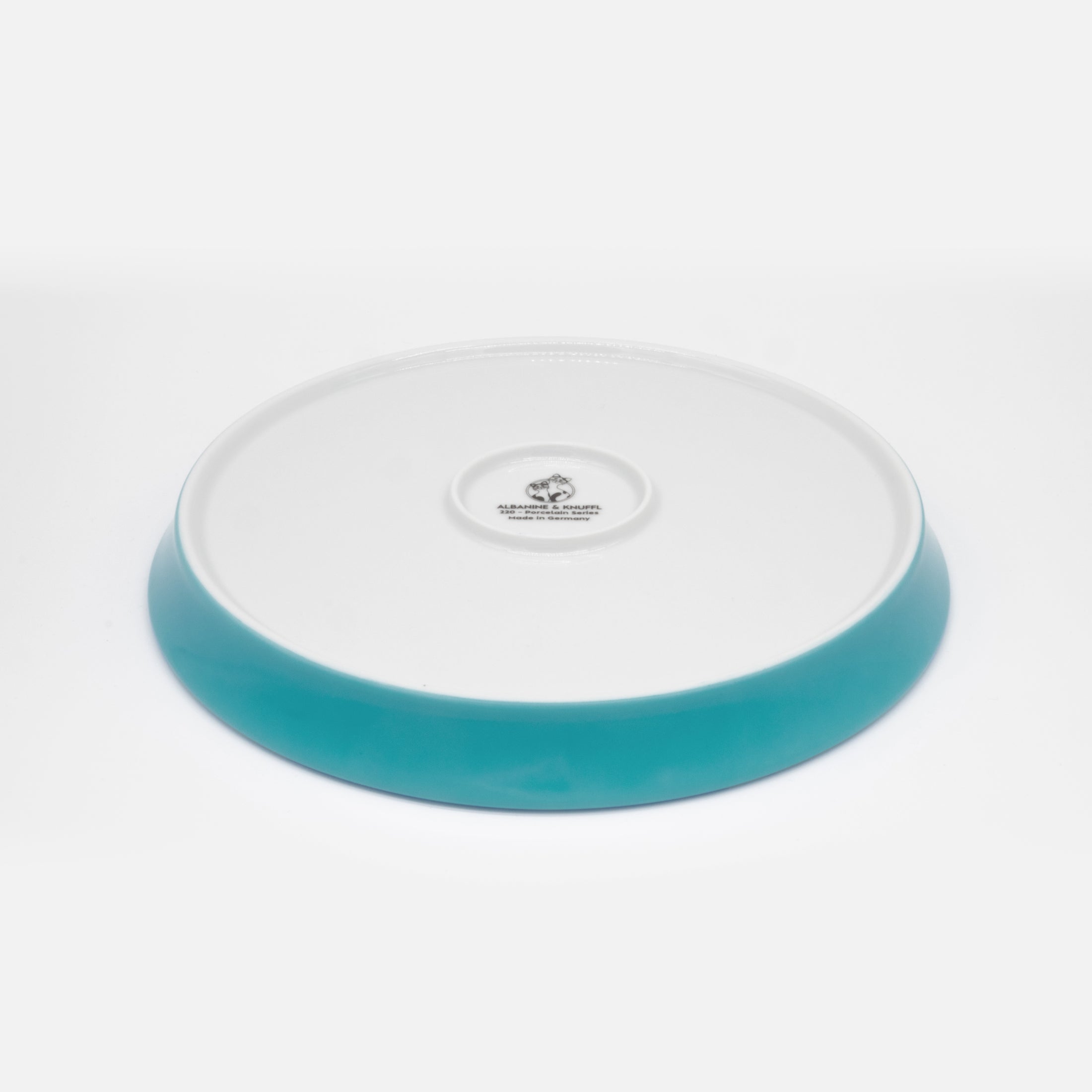 Rückseite blauer Katzenteller aus Porzellan in Größe 22 cm mit Füßen – Ansicht von schräg oben (Mountain Lake)