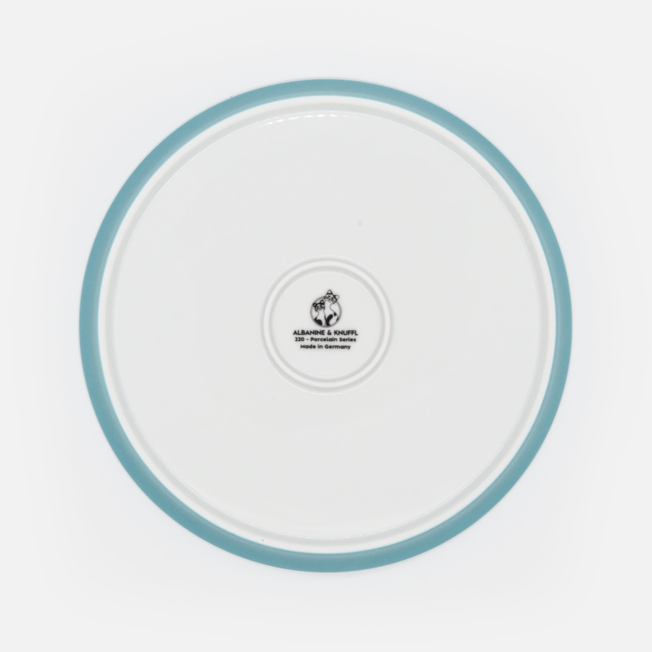 Rückseite blauer Katzenteller aus Porzellan in Größe 22 cm mit Füßen und Bodenmarke – Ansicht von oben (Mountain Lake)