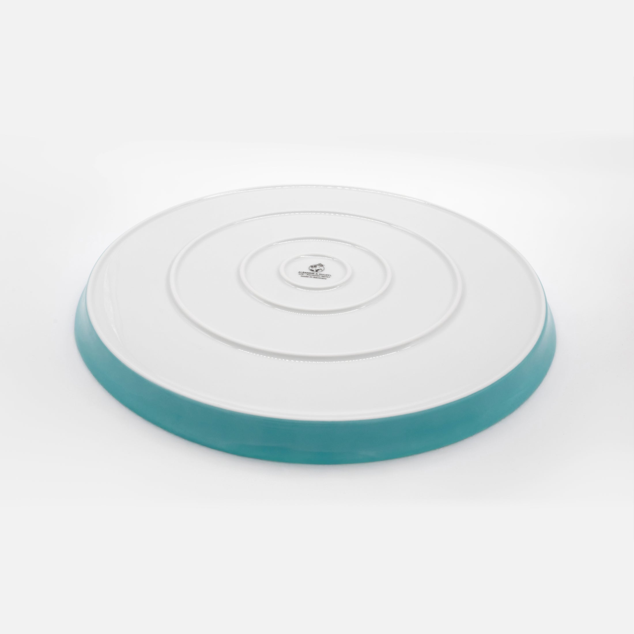 Rückseite blauer Katzenteller aus Porzellan in Größe 42 cm mit Füßen – Ansicht von schräg oben (Mountain Lake)