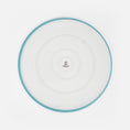 Bild in Galerie-Betrachter laden, Rückseite blauer Katzenteller aus Porzellan in Größe 42 cm mit Füßen und Bodenmarke – Ansicht von oben (Mountain Lake)
