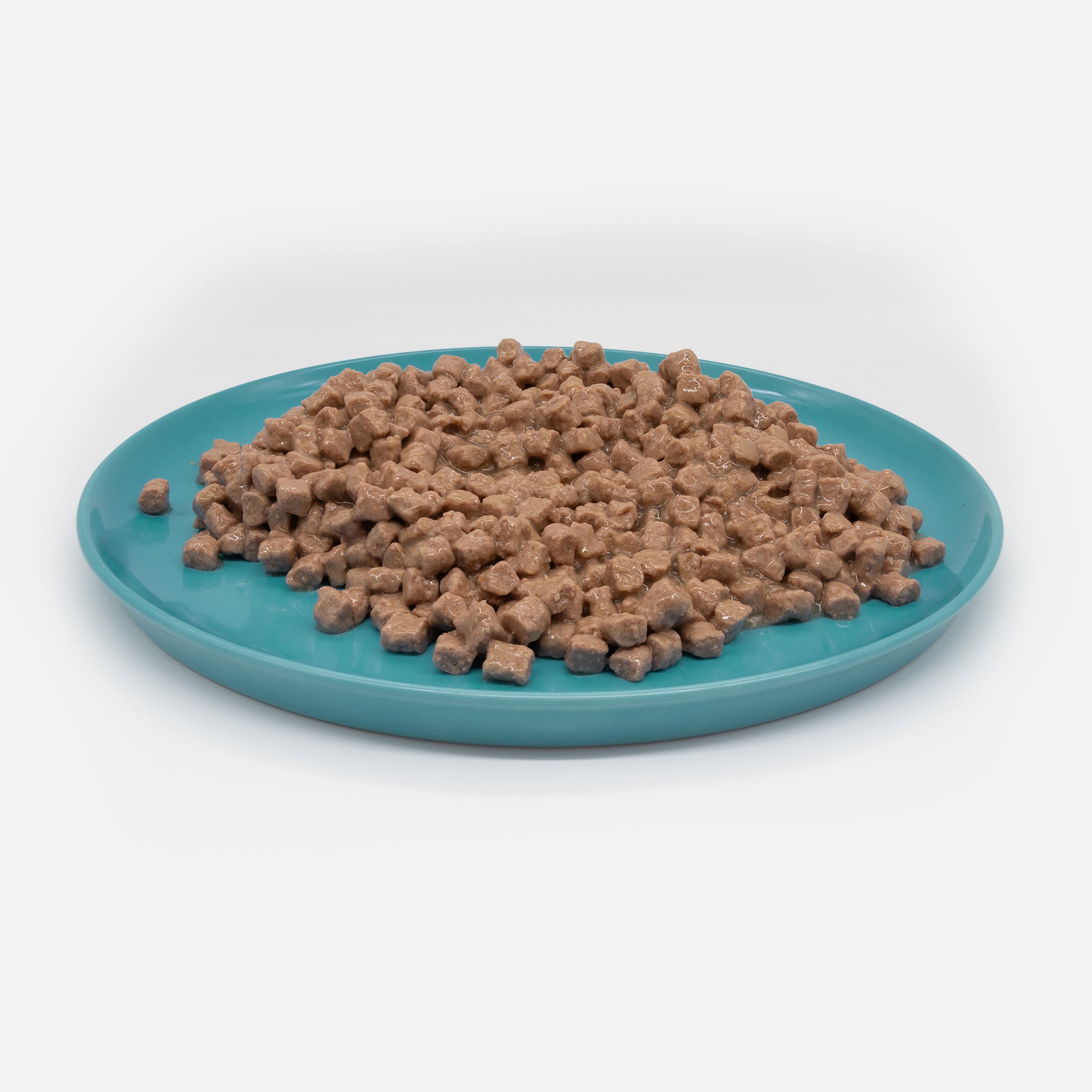 Blauer Katzenteller aus Porzellan in Größe 42 cm gefüllt mit einem Berg Nassfutter – Ansicht von schräg oben (Mountain Lake)